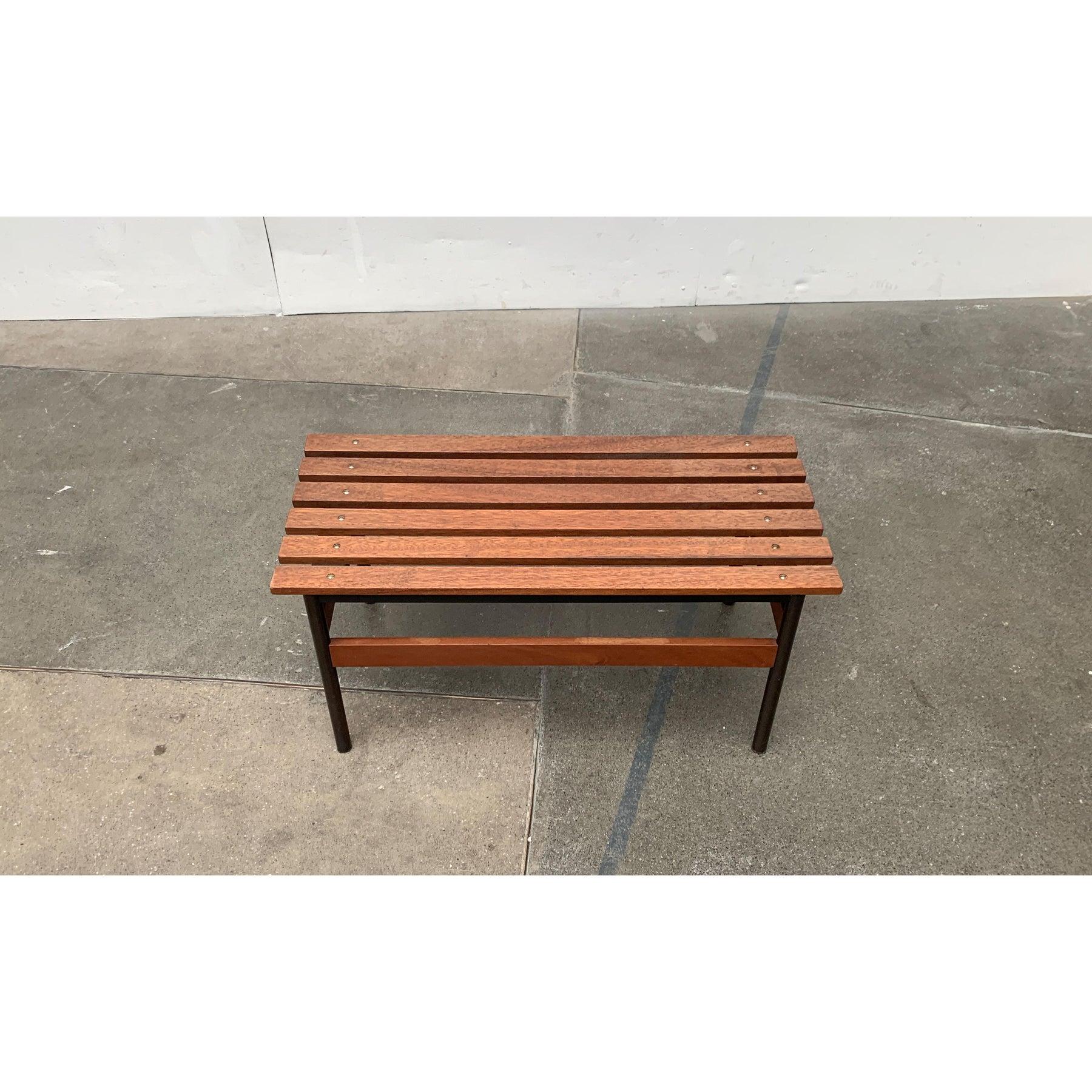 Mid Century Lattenbank come portafiori, deposito di scarpe, tavolino o similiLa superficie della banca è dissolta ... Leggi tutto Mid Century Lattenbank come portafiori, deposito di scarpe, tavolino o similiLa superficie della banca è dissolta in