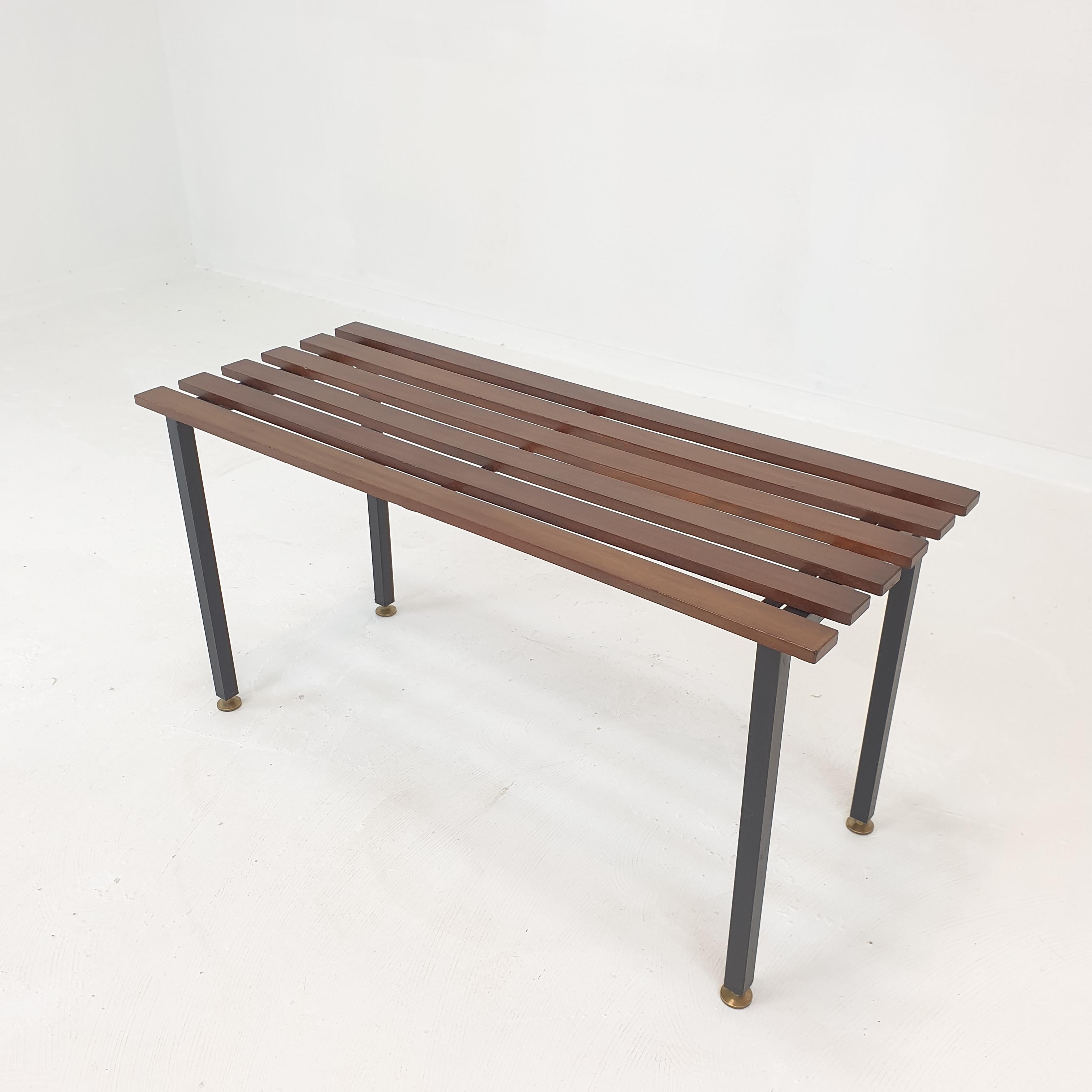 Très beau banc ou table d'appoint italien fabriqué dans les années 1950. 

Assise en bois de teck avec une structure en métal noir et des pieds réglables en laiton.