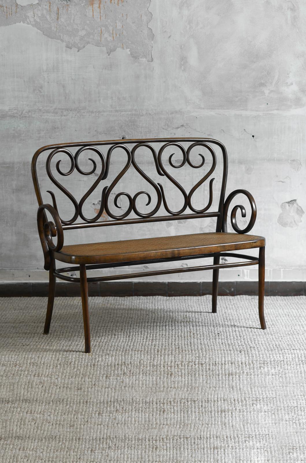 Banc du milieu du siècle dans le style de Thonet
Détails du produit
En bois courbé et paille de Vienne
Dimensions : 113 L x 96 H x 47 D cm
