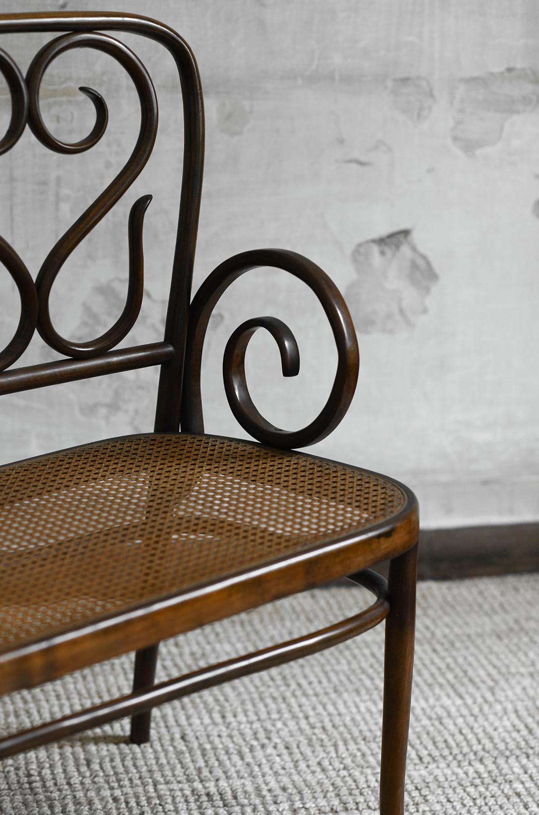 Paille Banc du milieu du siècle dans le style de Thonet en vente