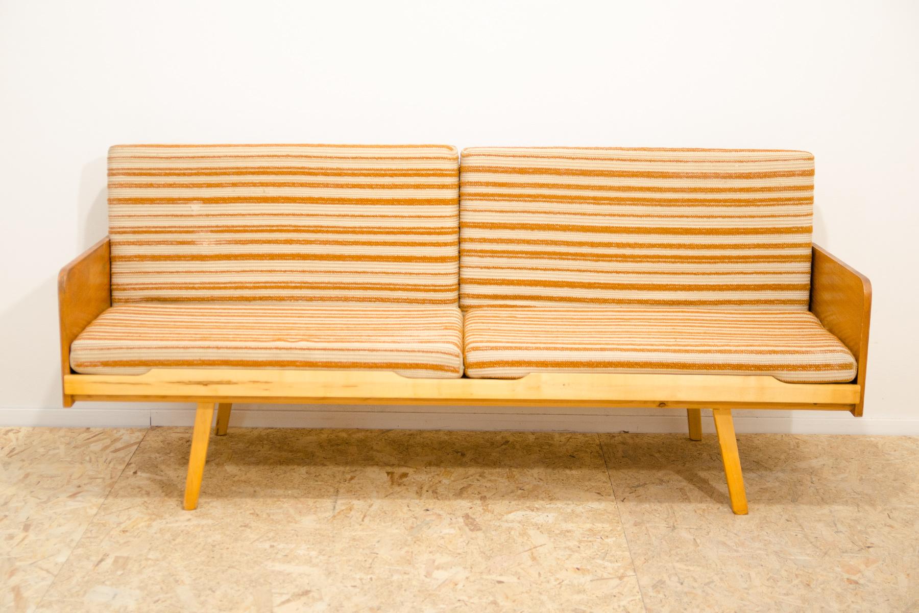 Bank oder Sofa aus der Mitte des Jahrhunderts von Interiér Praha. Es wurde in der ehemaligen Tschechoslowakei in den 1960er Jahren hergestellt. Dieses Sofa hat eine Holzstruktur, die mit Buchenholz furniert ist. Die Matratzen sind eher weich. Das