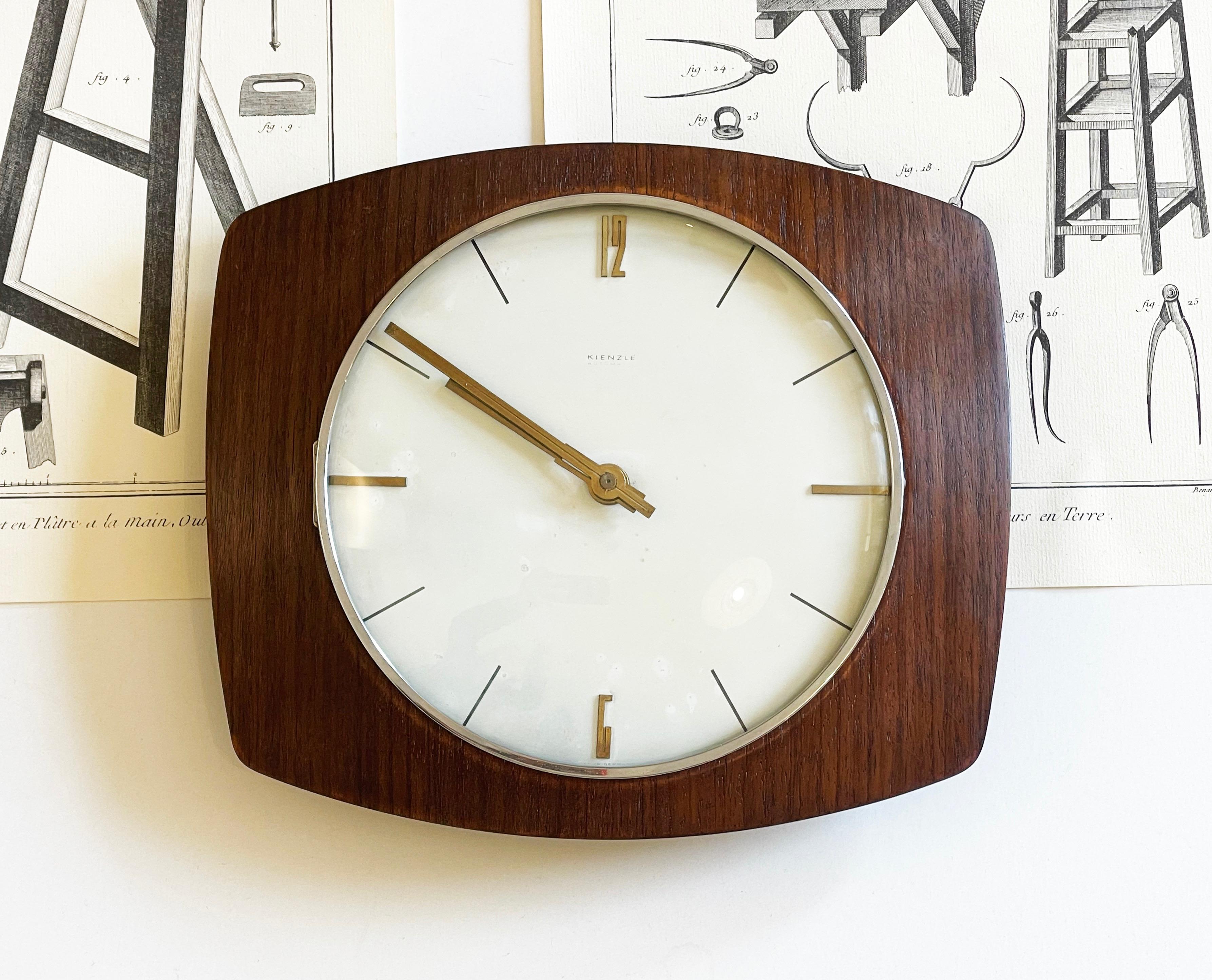 Mid-Century moderno Orologio in teak curvato di metà secolo, anni '70, Kienzle, Germania occidentale in vendita