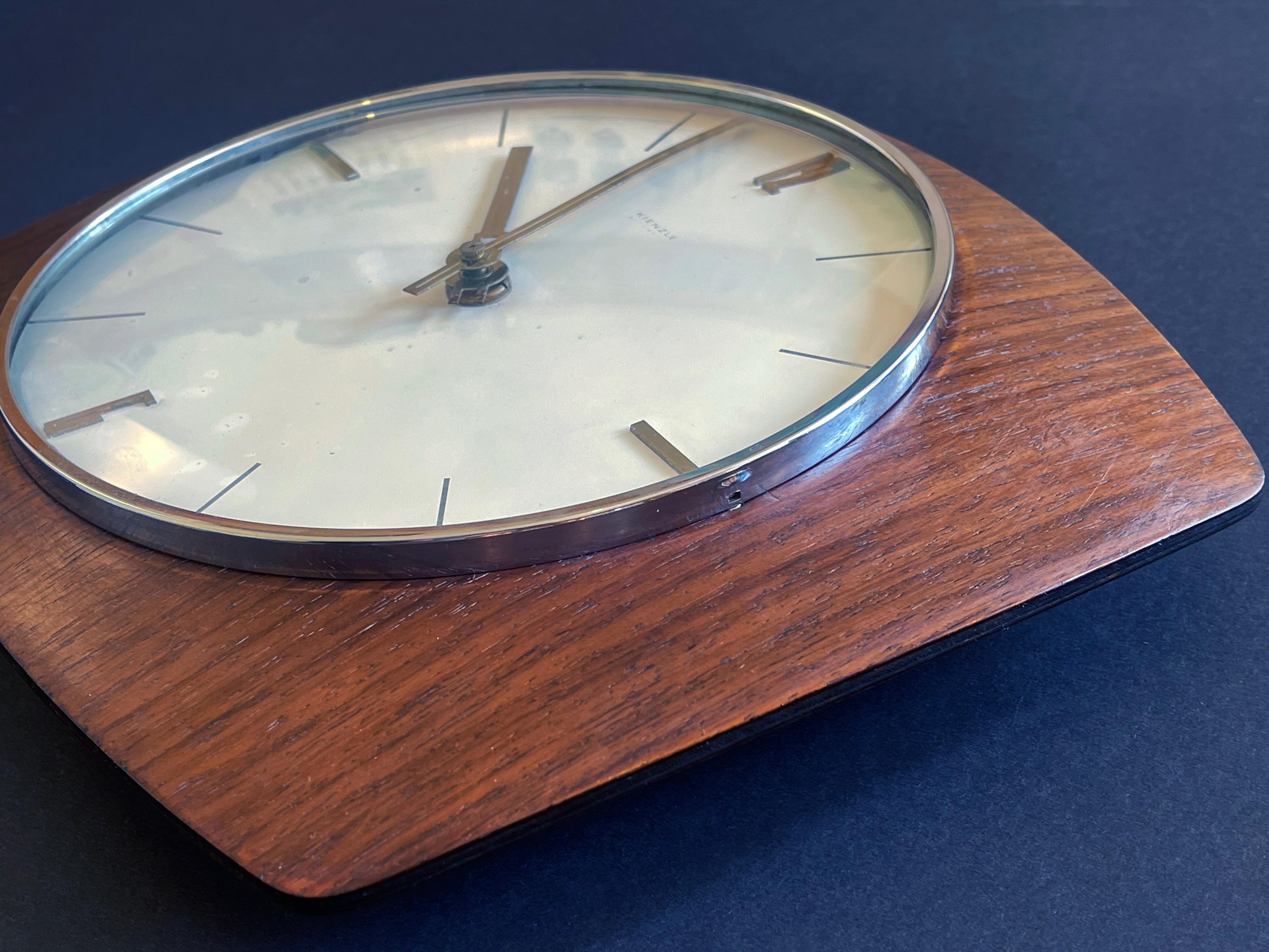 Orologio in teak curvato di metà secolo, anni '70, Kienzle, Germania occidentale In condizioni buone in vendita a Andernach, DE