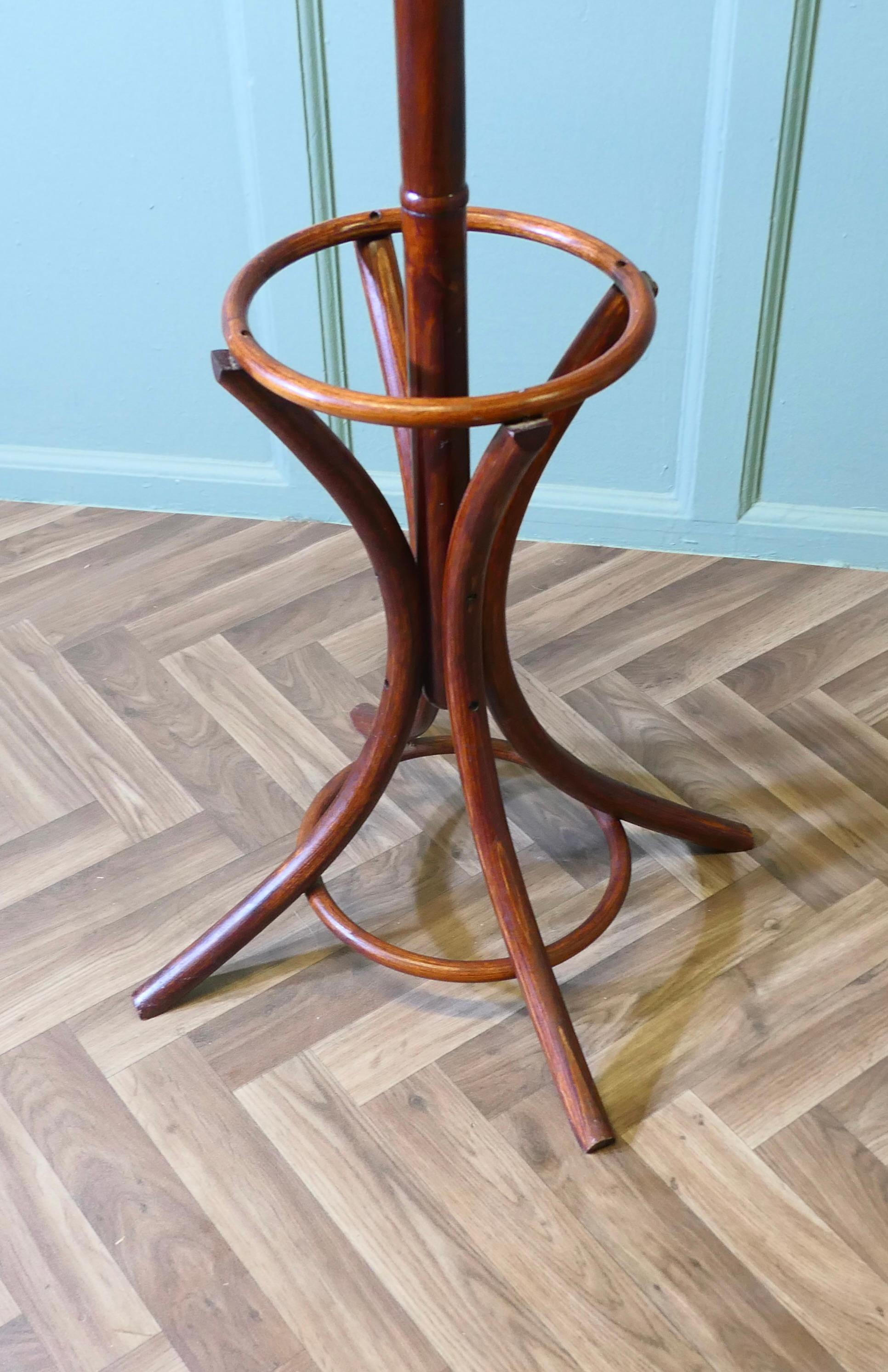Mid-Century moderno Appendiabiti e cappelliere in legno curvato di metà secolo  Questo è un pezzo molto attraente in vendita