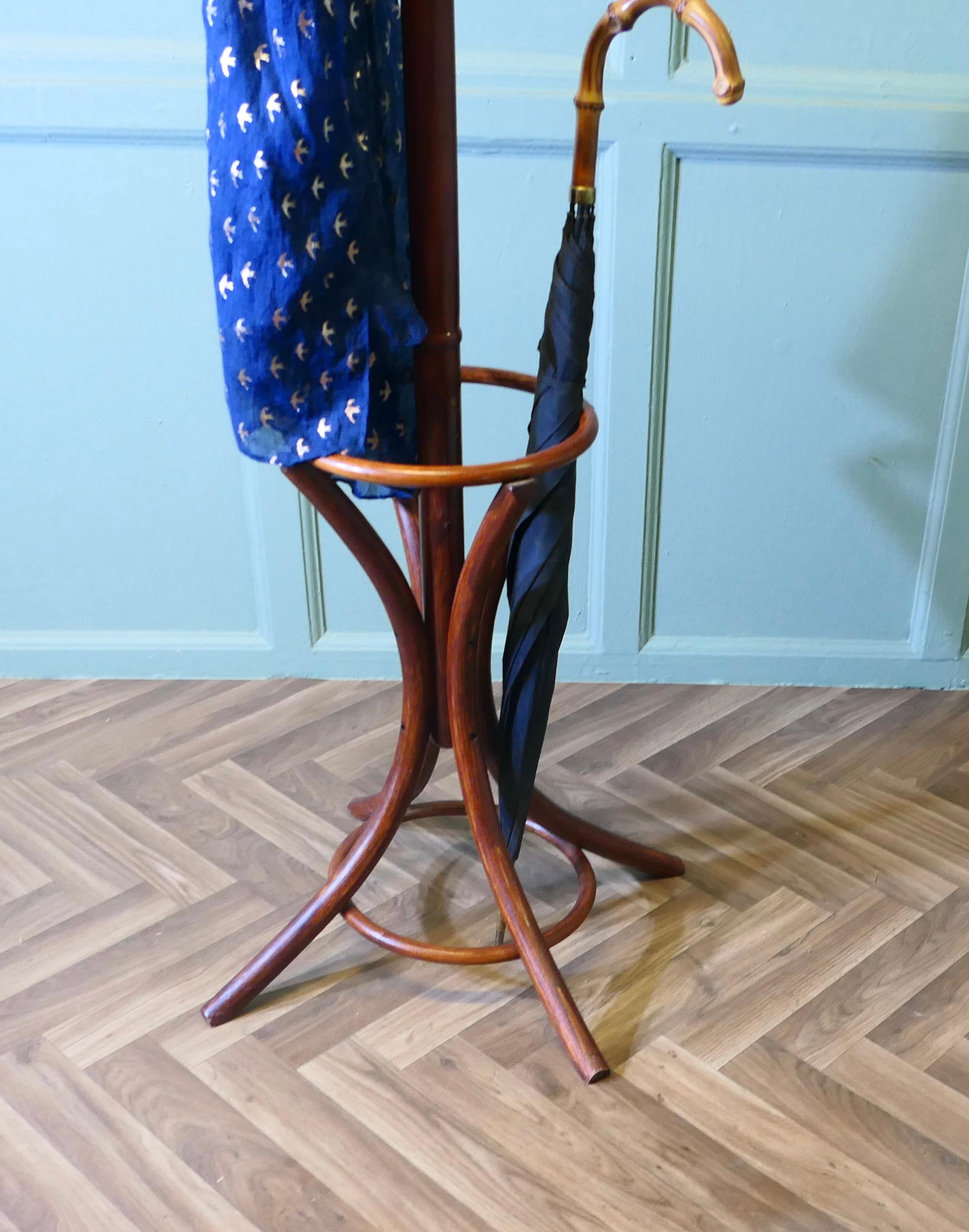 Faggio Appendiabiti e cappelliere in legno curvato di metà secolo  Questo è un pezzo molto attraente in vendita
