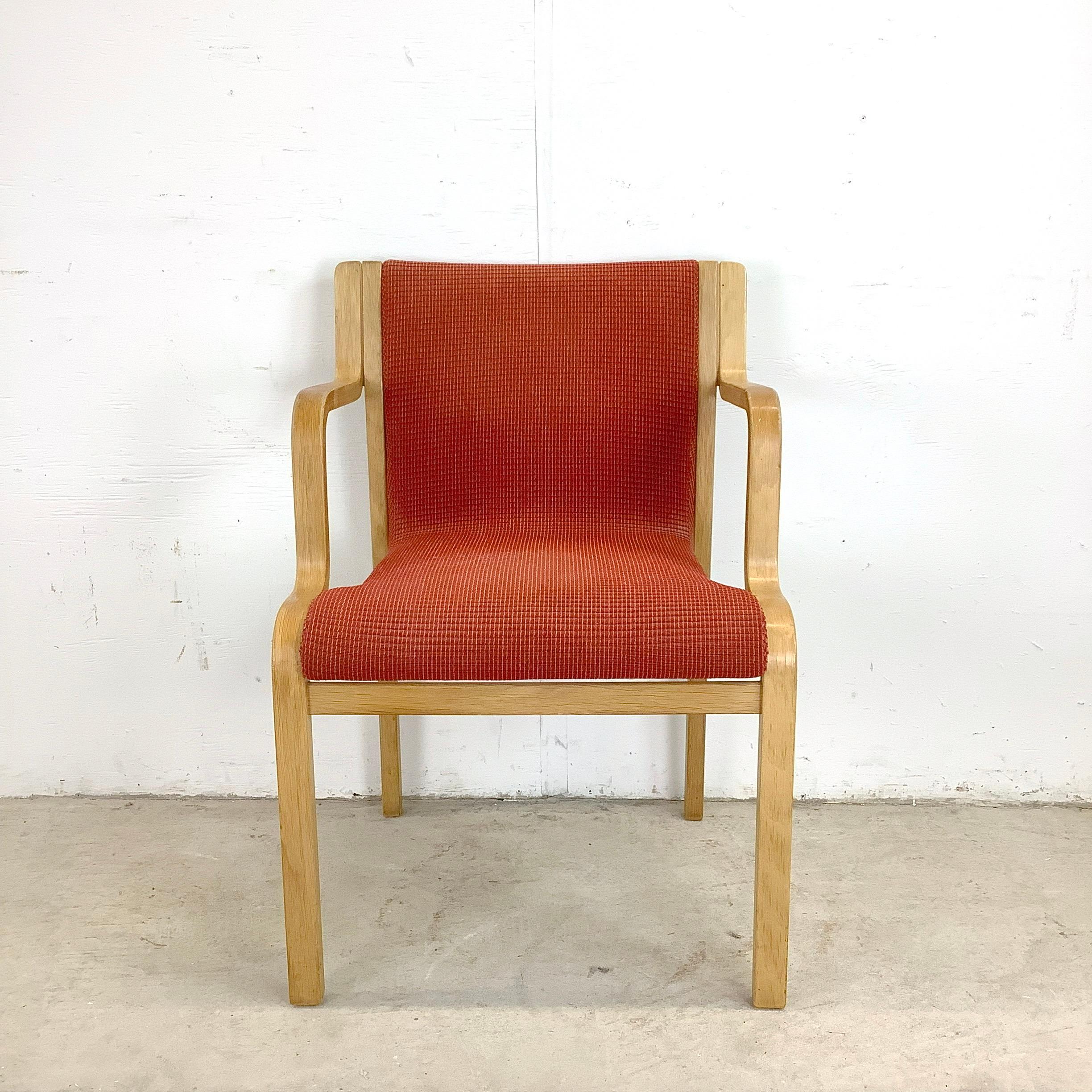 Questa straordinaria poltrona in legno curvato di Alvar Aalto rappresenta il connubio perfetto tra arte, ingegneria e materiali naturali che ha reso il suo lavoro così influente. Prodotto da Artek - l'azienda finlandese di cui Aalto è stato