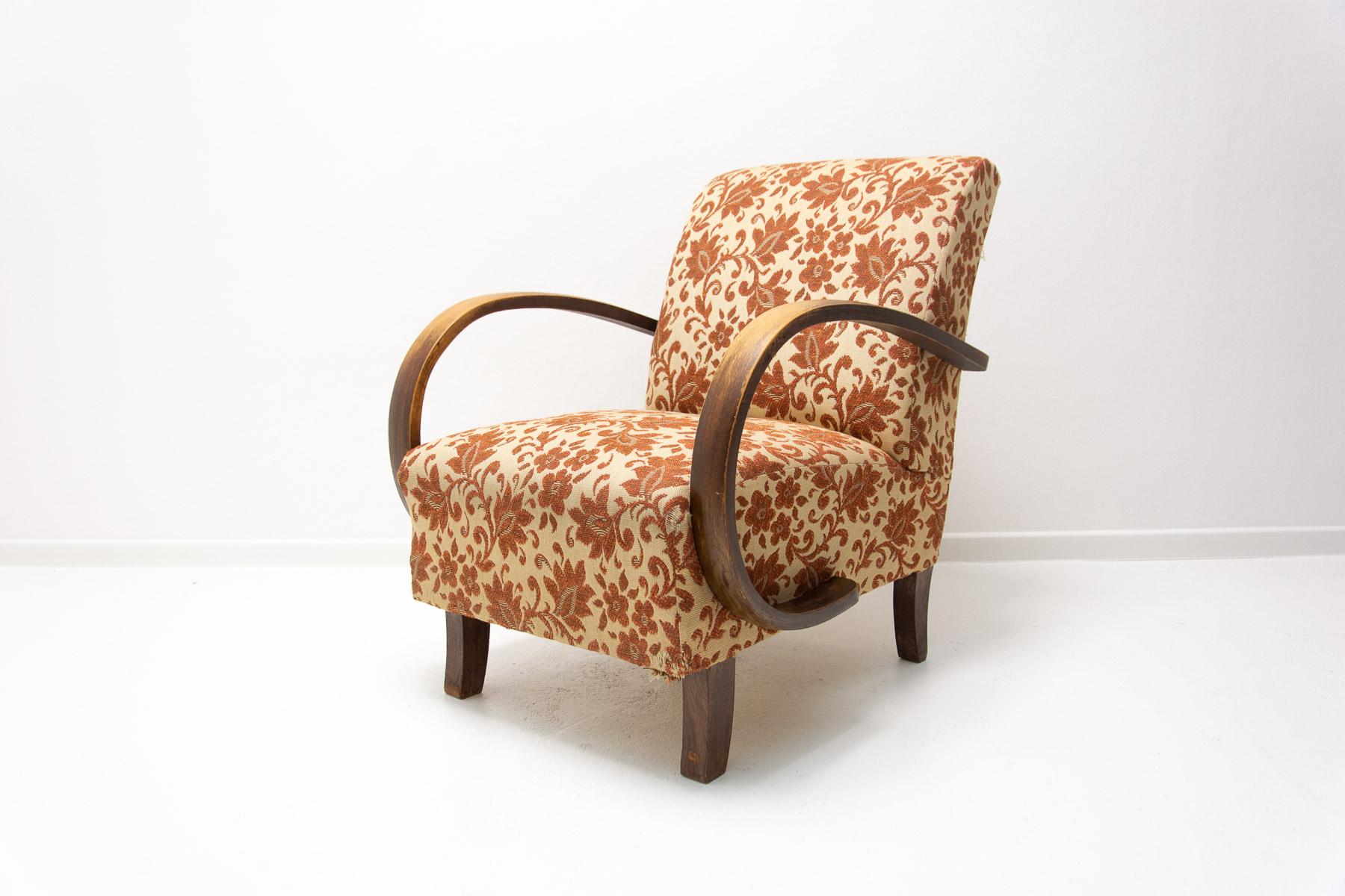 This mid century bentwood “C” armchair was designed by Jindřich Halabala and produced by UP Závody in the 1950´s. The chair is stable and comfortable and is in good Vintage condition, showing signs of age and using.

 

Height: 80 cm

width: 64