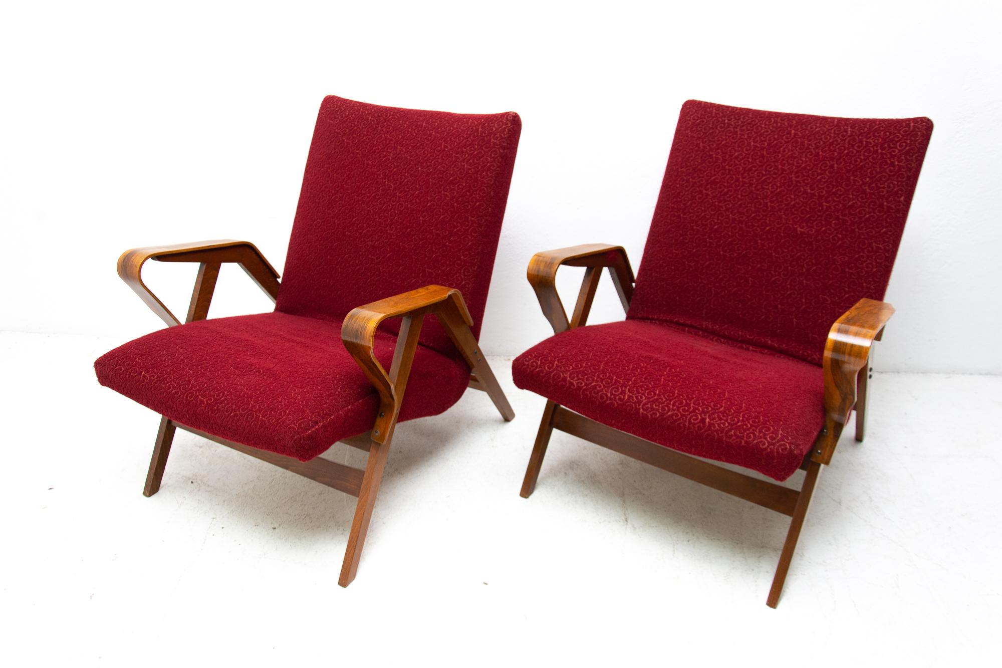 These Czechoslovak lounge armchairs no.24-23 were designed by František Jirák for Tatra Nabytok in the former Czechoslovakia in the 1960s. The design of these chairs followed the huge success of the Czechoslovak pavilion at the Brussels Expo