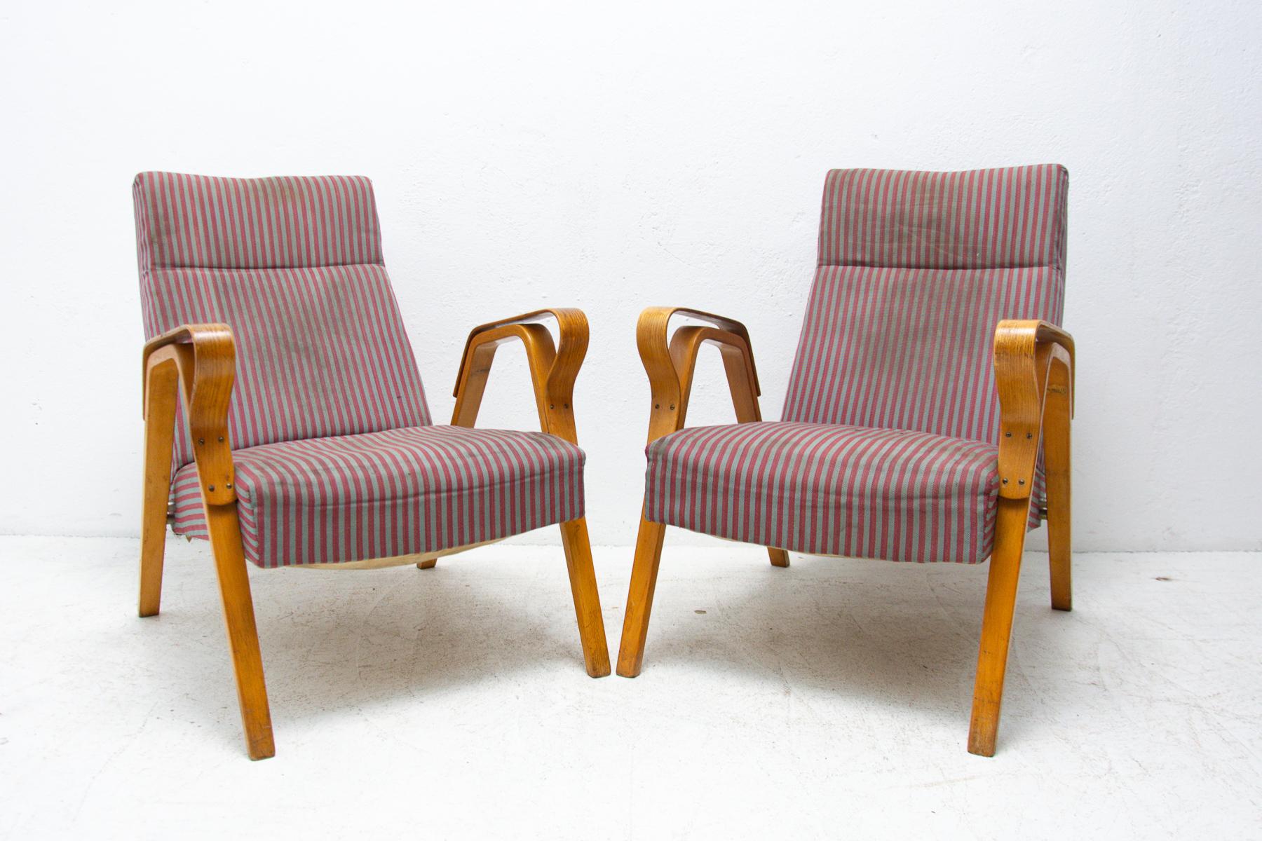 These Czechoslovak lounge armchairs No.24-23 were designed by František Jirák for Tatra Nabytok in the former Czechoslovakia in the 1960´s. The design of these chairs followed the huge success of the Czechoslovak pavilion at the Brussels Expo