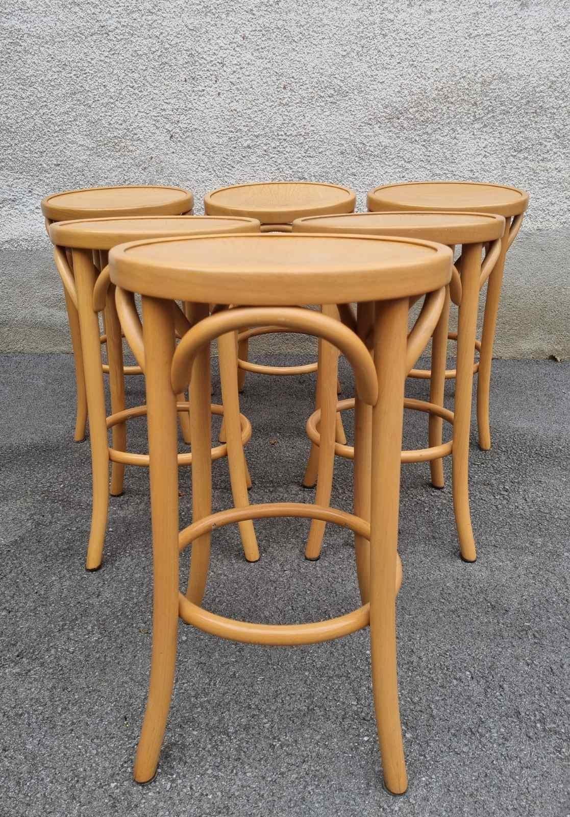 Ensemble de quatre tabourets de bar en bois courbé de style Thonet
Fabriqué en Italie à la fin des années 80
