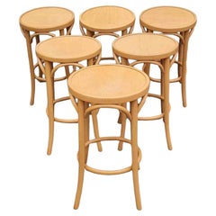 Taburetes de madera curvada