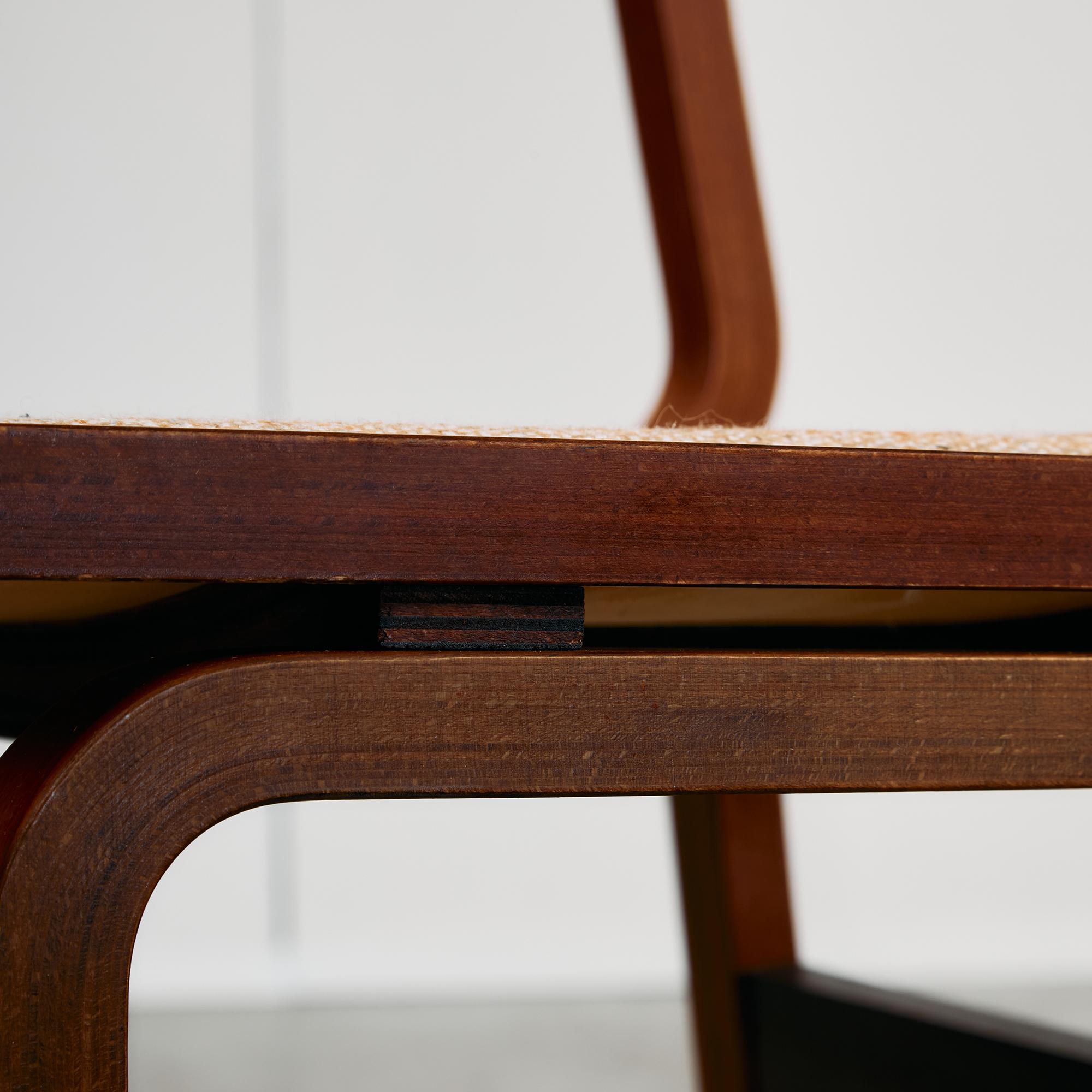 Set di sedie in legno curvato di metà secolo in Beeche tinto con rivestimento in lana in vendita 8