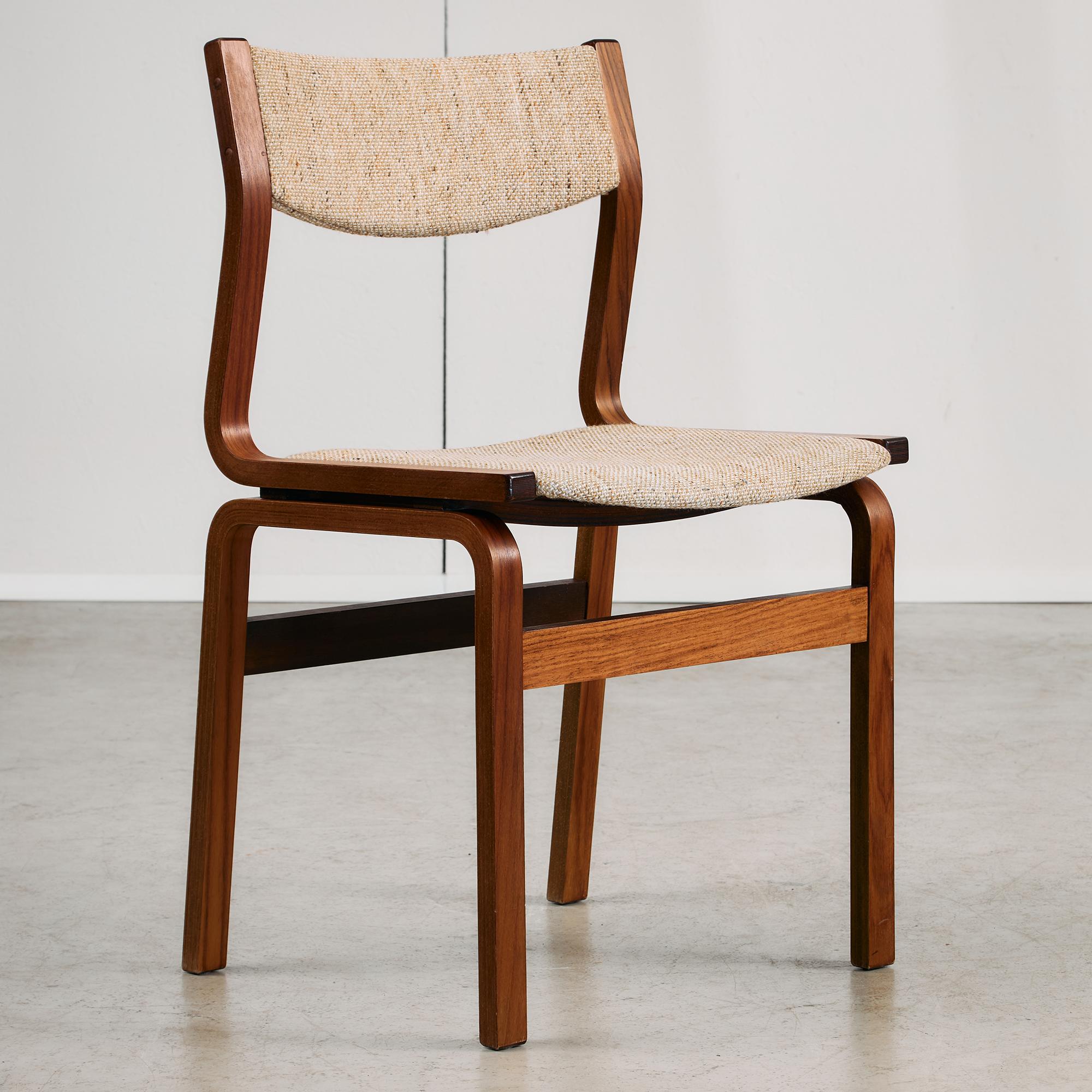 Questo set di sedie di metà secolo è realizzato in faggio curvato modellato e tinto, con linee curve che conferiscono alle strutture una presenza pulita, semplice e unica. La struttura in legno di betulla aggiunge un senso di leggerezza, pur