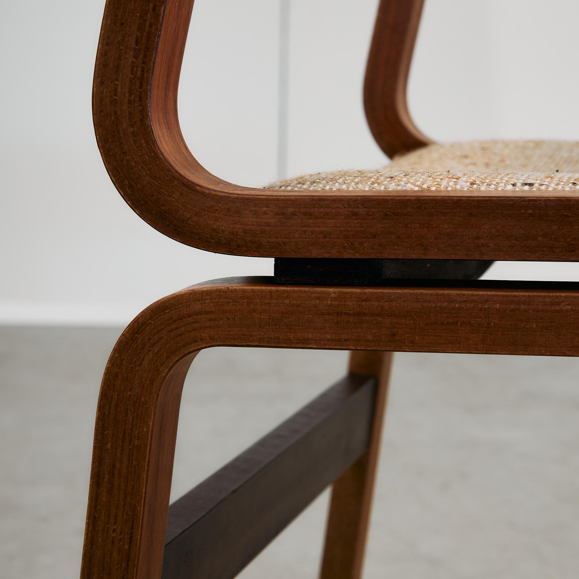 Set di sedie in legno curvato di metà secolo in Beeche tinto con rivestimento in lana in vendita 1