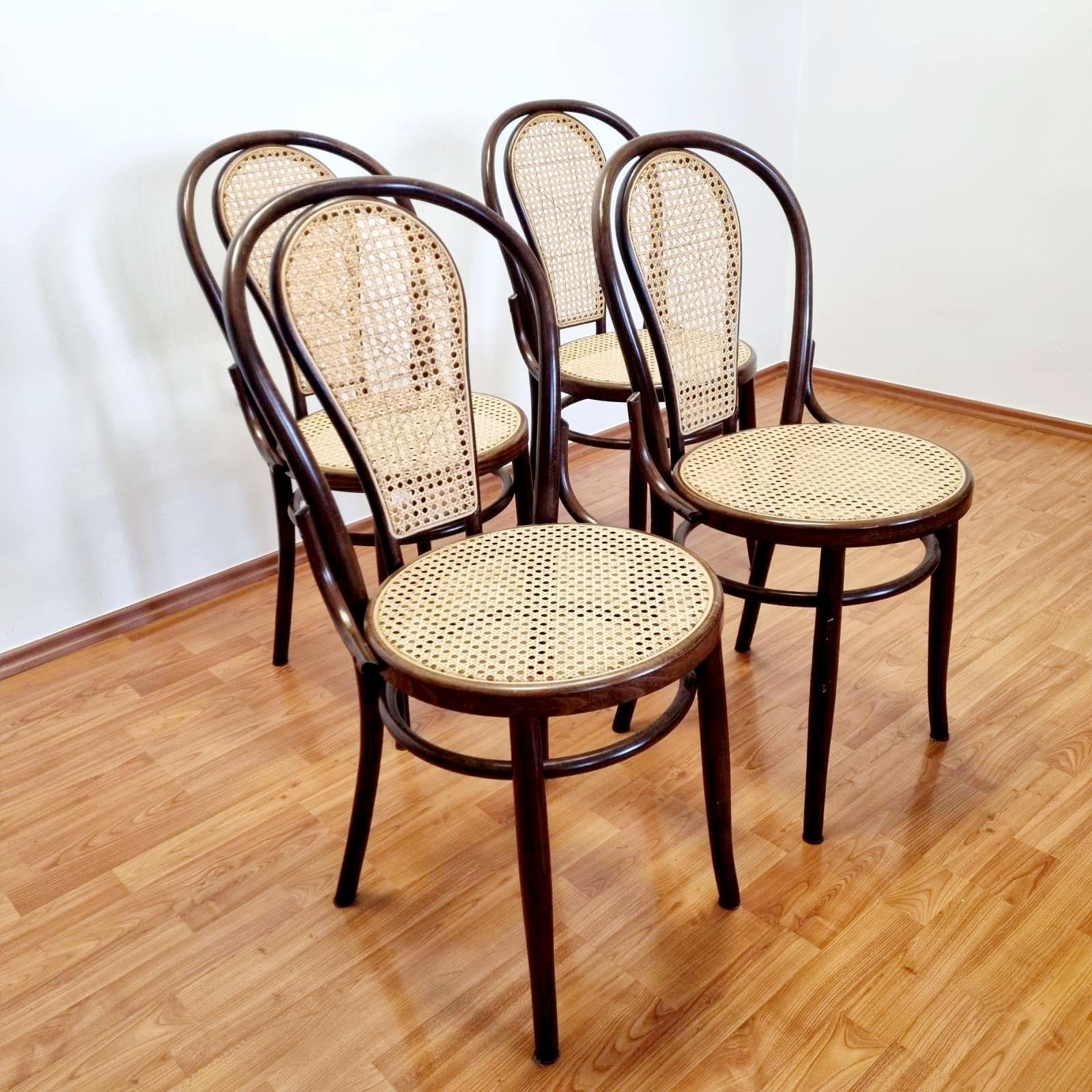 A beautiful set of bentwood dining chairs in the style of Thonet.
The chairs were made in Italy in the 80s. All 4 in very good vintage condition.