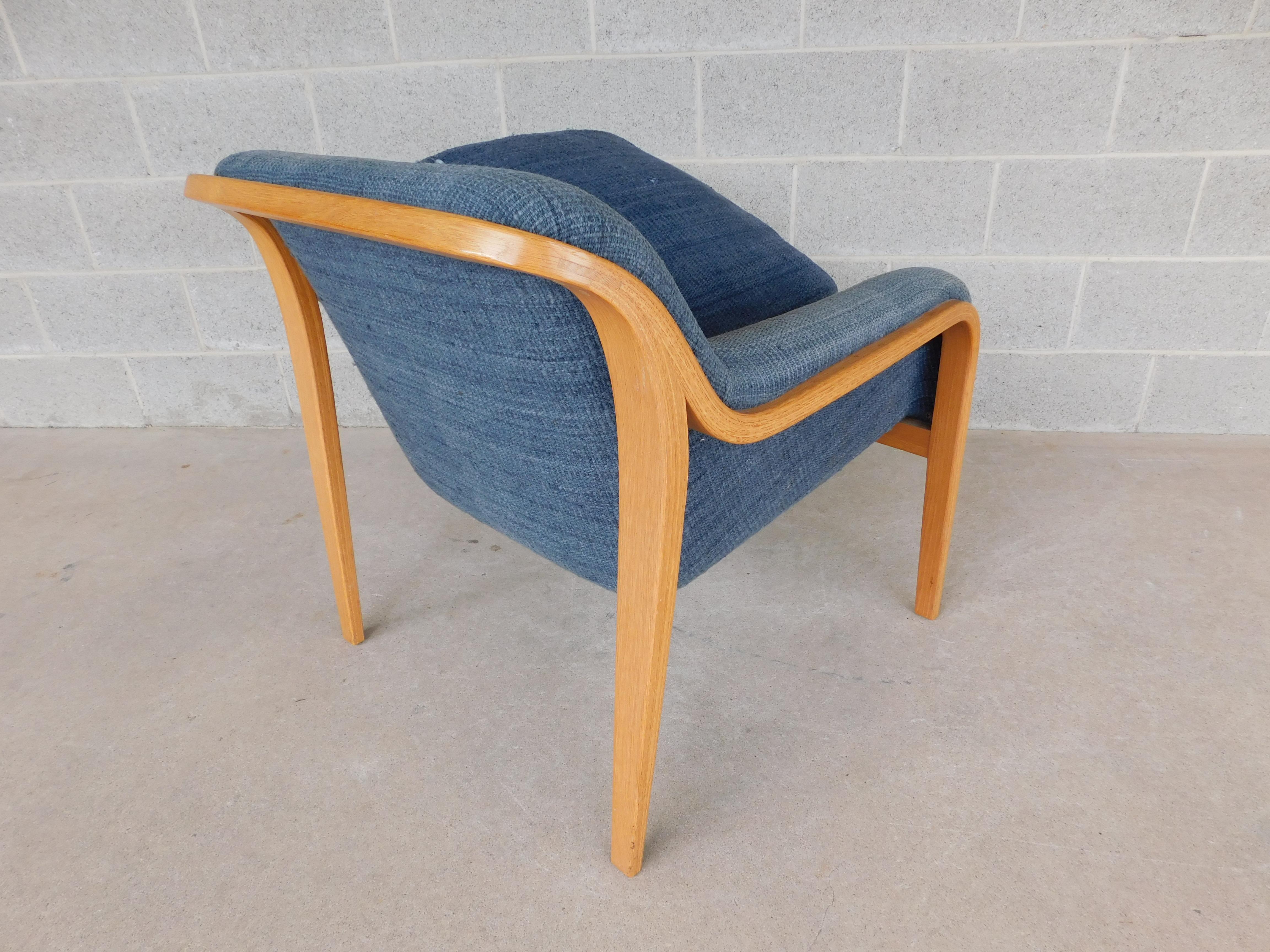 Chaise longue en bois courbé. Recouvert d'une tapisserie vintage bleu clair/moyen. Conçu par Bill Stephens pour Knoll. Le rembourrage d'origine est doté de fermoirs. Les fonds de coussin du rembourrage et les zones de contact avec les coussins sous