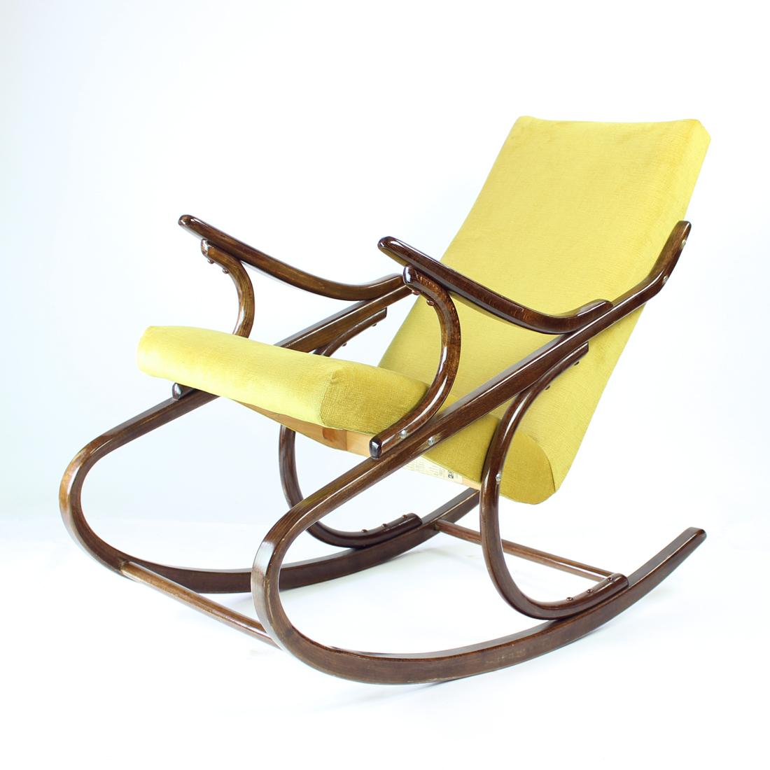 Magnifique fauteuil à bascule original des années 19860. Produit par TON, étiquette originale encore attachée. La chaise est en très bon état. La construction est originale en chêne à bois courbé avec un vernis à haute brillance. Le vernis est
