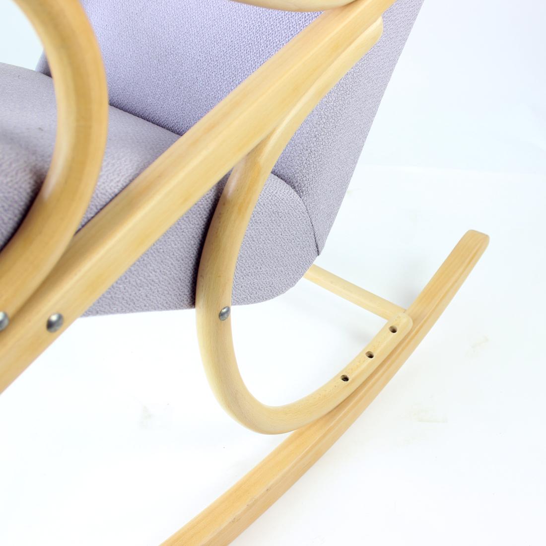 Mid-Century Bentwood Rocking Armchair in Blond Oak by Ton, Czechoslovakia, 1960s For Sale 3