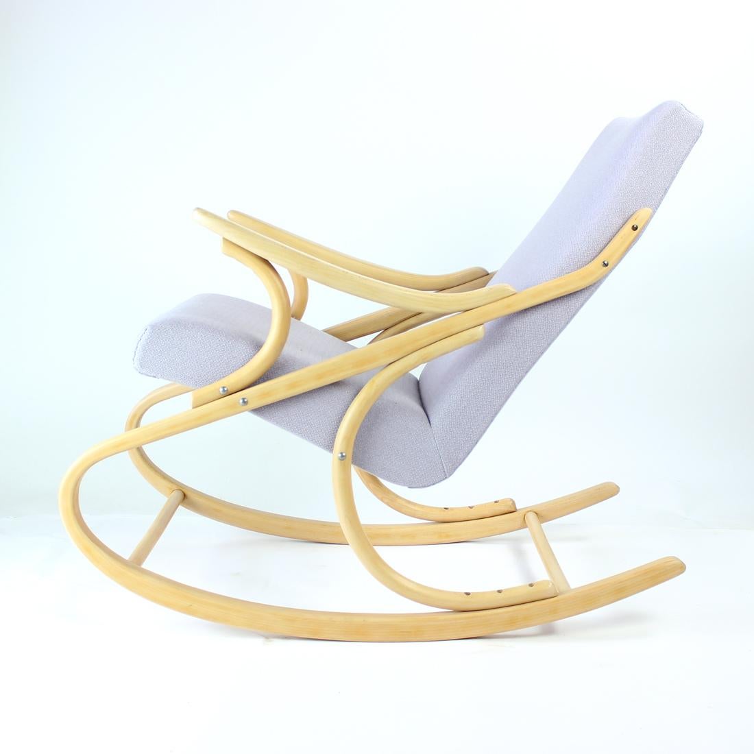 Beau fauteuil iconique conçu par Thonet, produit dans les années 1960 par la société TON en Tchécoslovaquie. Le fauteuil a été entièrement restauré et a un aspect étonnant. La construction en bois courbé iconique a été refinie dans la teinte blonde