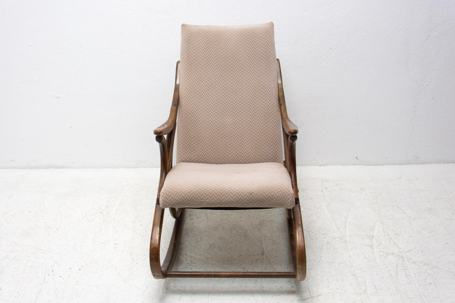 Chaise à bascule du milieu du siècle dernier par Ton, Tchécoslovaquie, années 1960 en vente 6