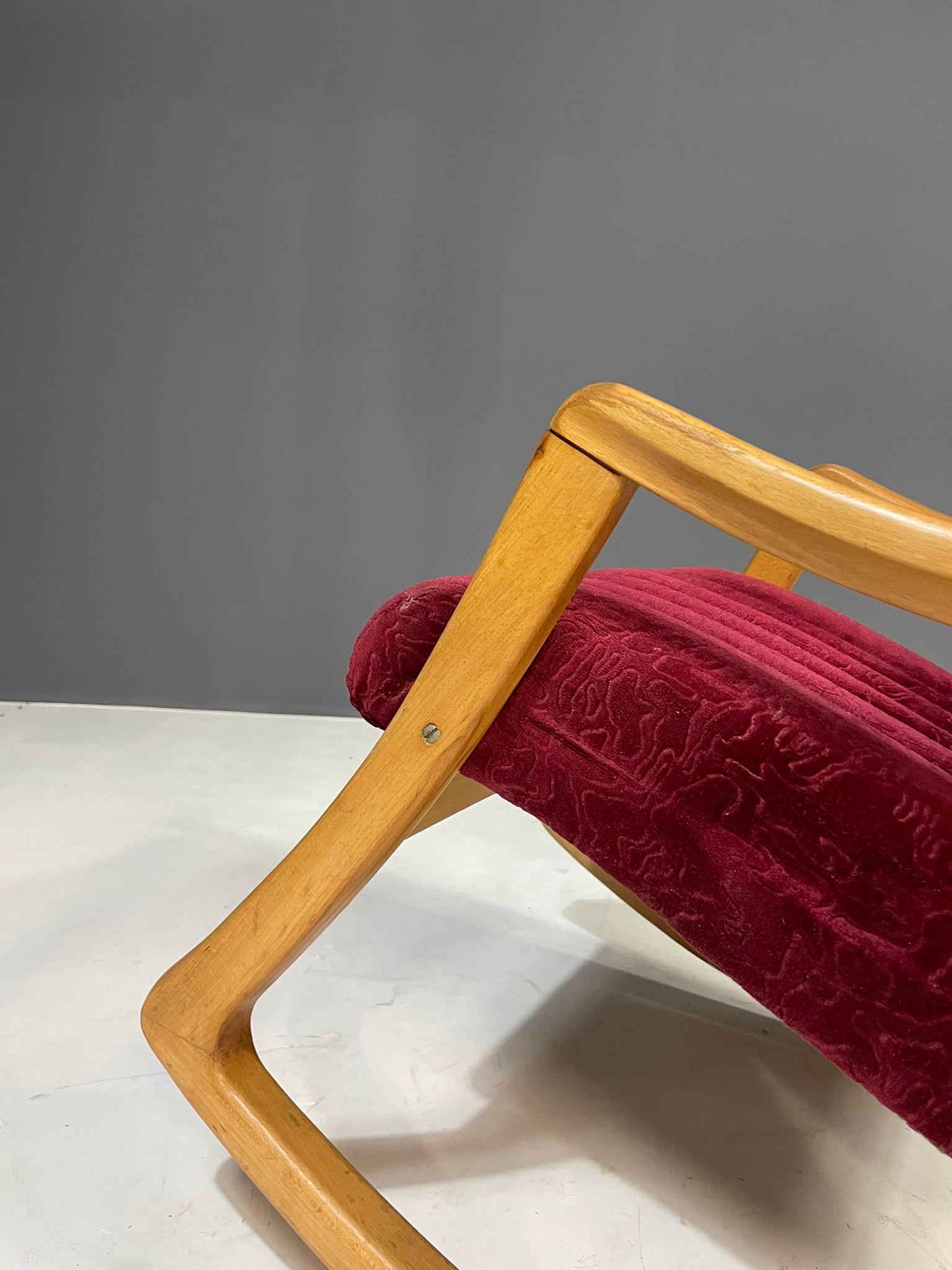 Dieser elegante Schaukelstuhl aus Bugholz wurde in den 1960er Jahren von TON hergestellt, dem renommierten tschechoslowakischen Möbelunternehmen, das nach 1946 die Nachfolge von Thonet antrat. Mit seiner perfekten Mischung aus anmutigen Kurven und