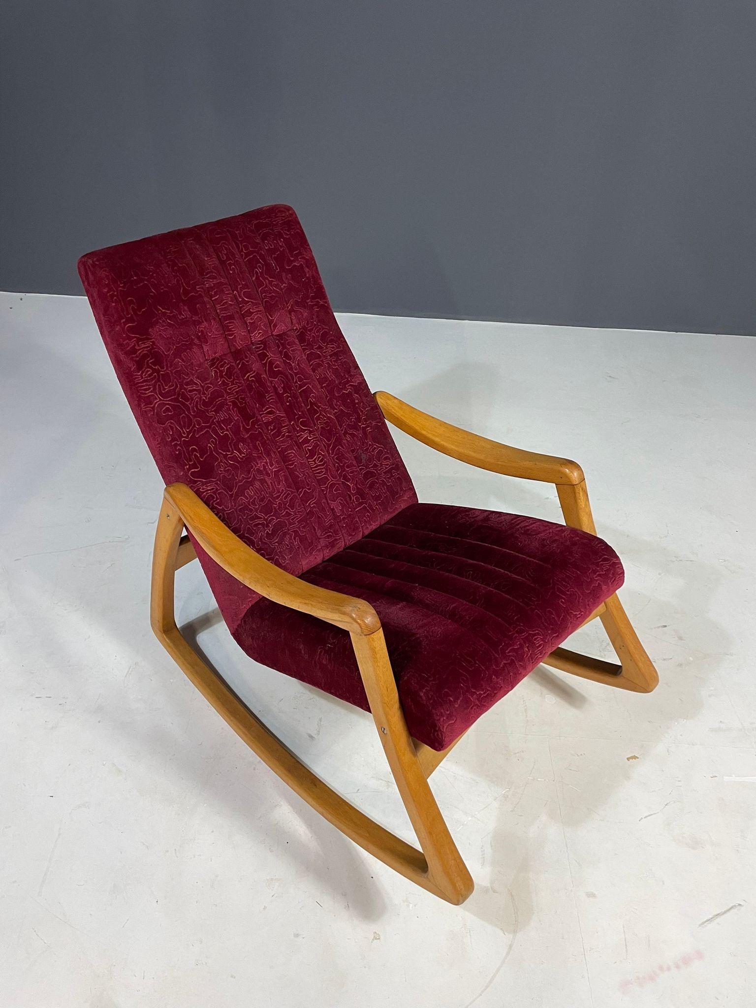 Bugholz-Schaukelstuhl aus der Jahrhundertmitte von TON, Tschechoslowakei, 1960er Jahre im Zustand „Gut“ im Angebot in Prague 8, CZ