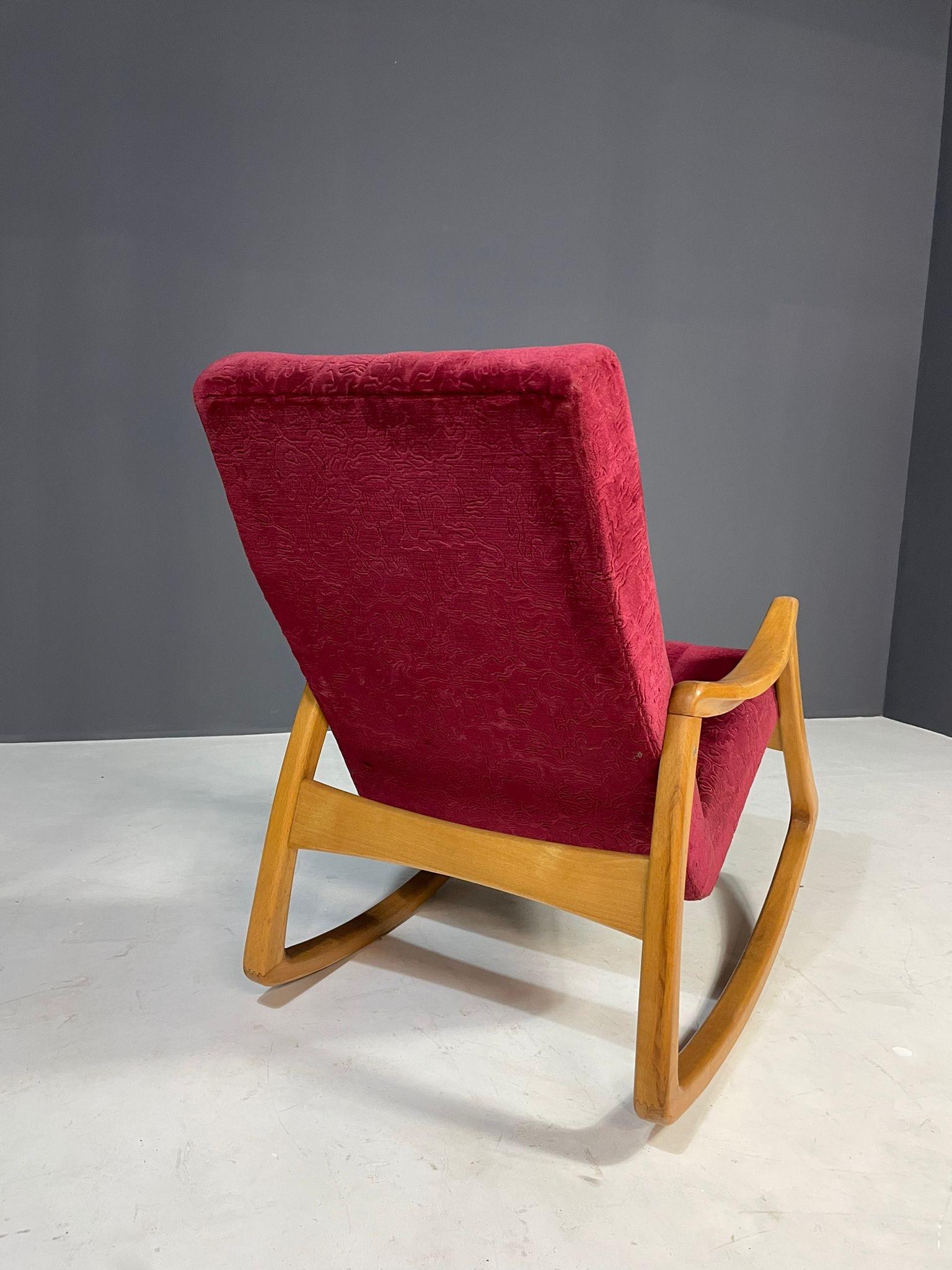 Bugholz-Schaukelstuhl aus der Jahrhundertmitte von TON, Tschechoslowakei, 1960er Jahre im Angebot 1