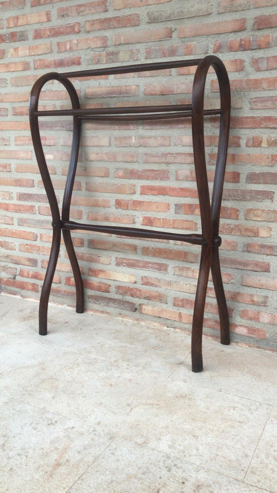 A good large Mid-Century Modern bentwood clothes/towel rail, the twin turned top rails supported on scroll brackets, raised on turned uprights with a central rail.
Excellent color and patina, recently restored.