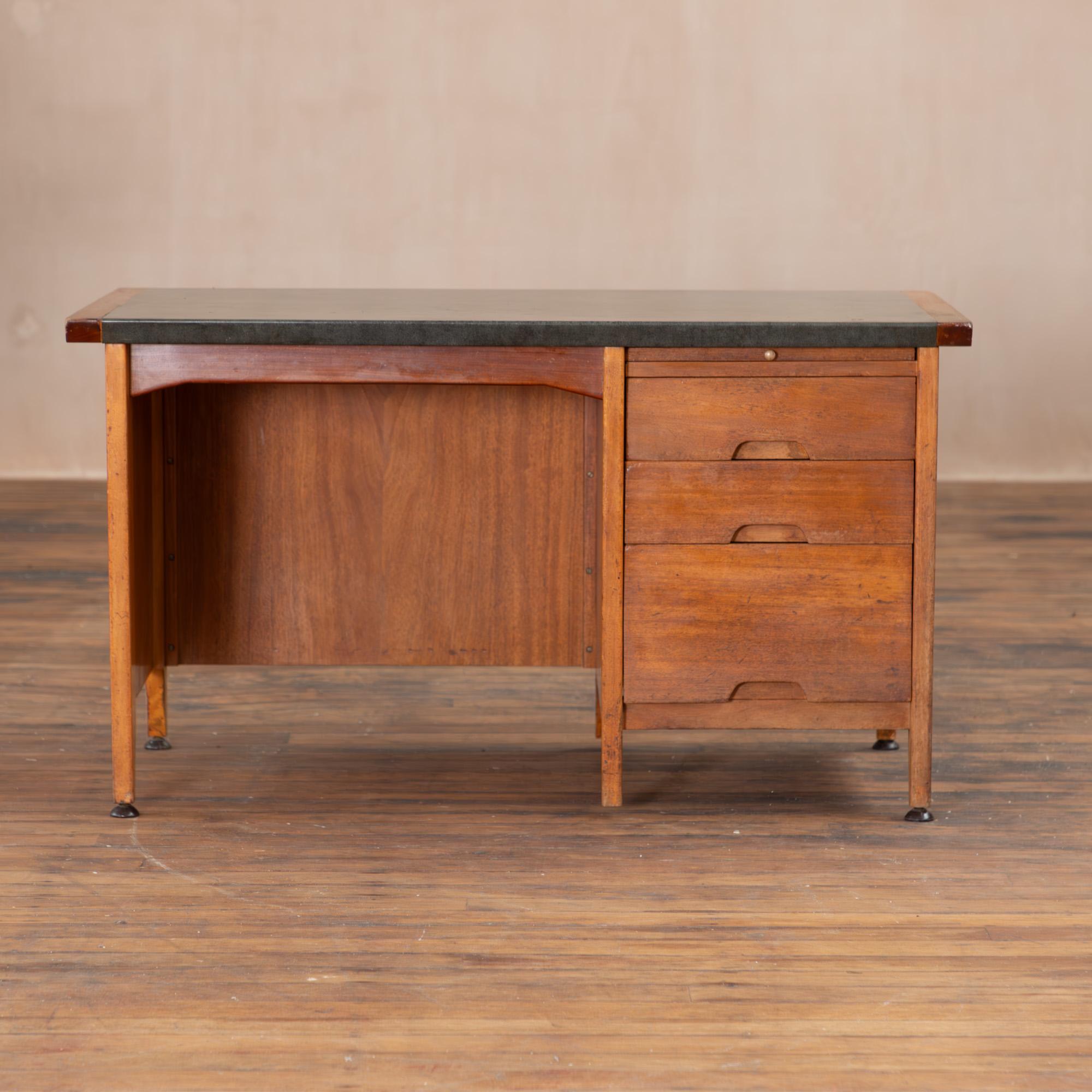 Impresionante escritorio de madera maciza con tablero de cuero verde. Tres cajones de profundidad total con compartimento secreto y un estante extraíble para escribir. Está bellamente revestida por detrás y por los lados, lo que la hace atractiva