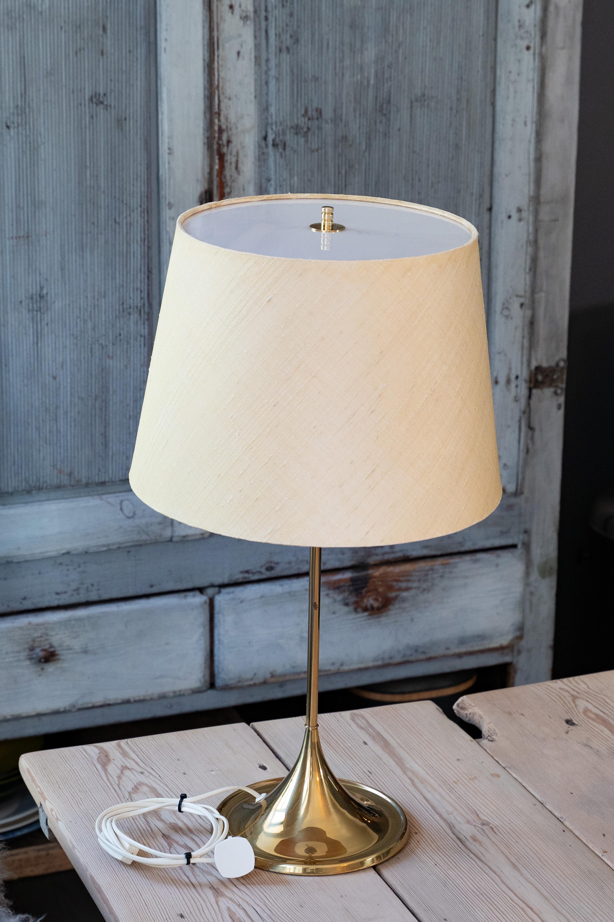 Élégante lampe de table en laiton de Bergboms, modèle B-024, Suède, années 1960

Cette belle et rare lampe de table a été produite par Bergboms en Suède dans les années 1960. Conçu par les célèbres Alf Svensson et Melanie Sandström, il illustre