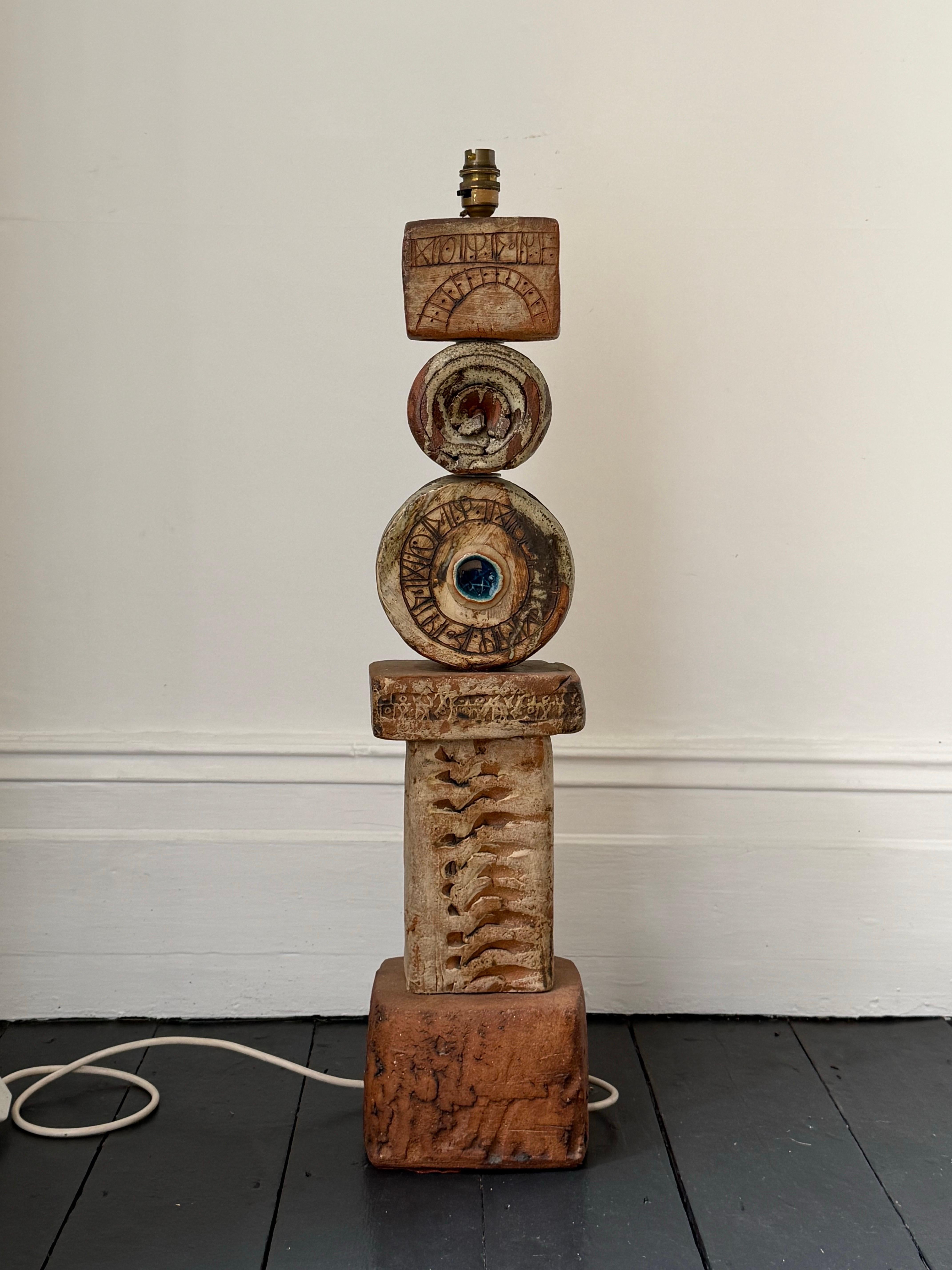 Lámpara TOTEM de cerámica de mediados de siglo Bernard Rooke Studio Tonos naturales, Inglaterra Inglés en venta