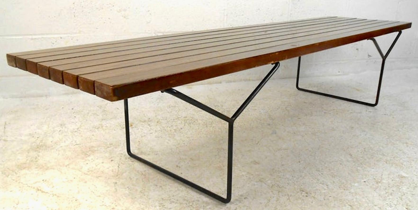 Este precioso banco de listones de Harry Bertoia para Knoll mide 72 pulgadas de ancho, y es una maravillosa pieza de uno de sus diseñadores más populares de los años 50. 

 Por favor, confirme la ubicación del artículo (NY o NJ) con el