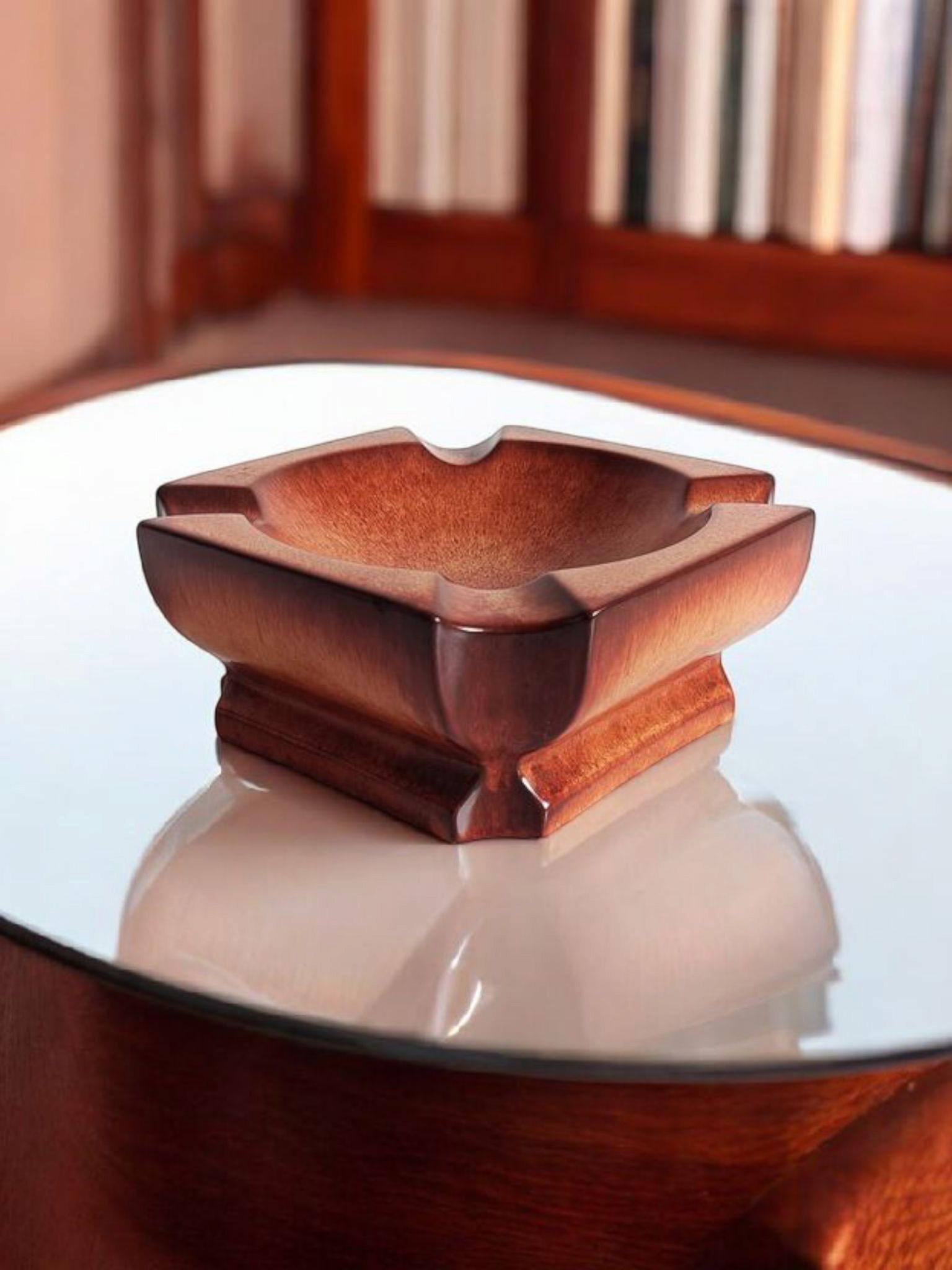 Centrotavola portacenere in ceramica di grandi dimensioni di Bertoncello by Roberto Rigon, 1960

Uno splendido posacenere vintage in ceramica di Bertoncello, disegnato da Roberto Rigon e realizzato a mano in Italia tra gli anni Sessanta e Settanta.