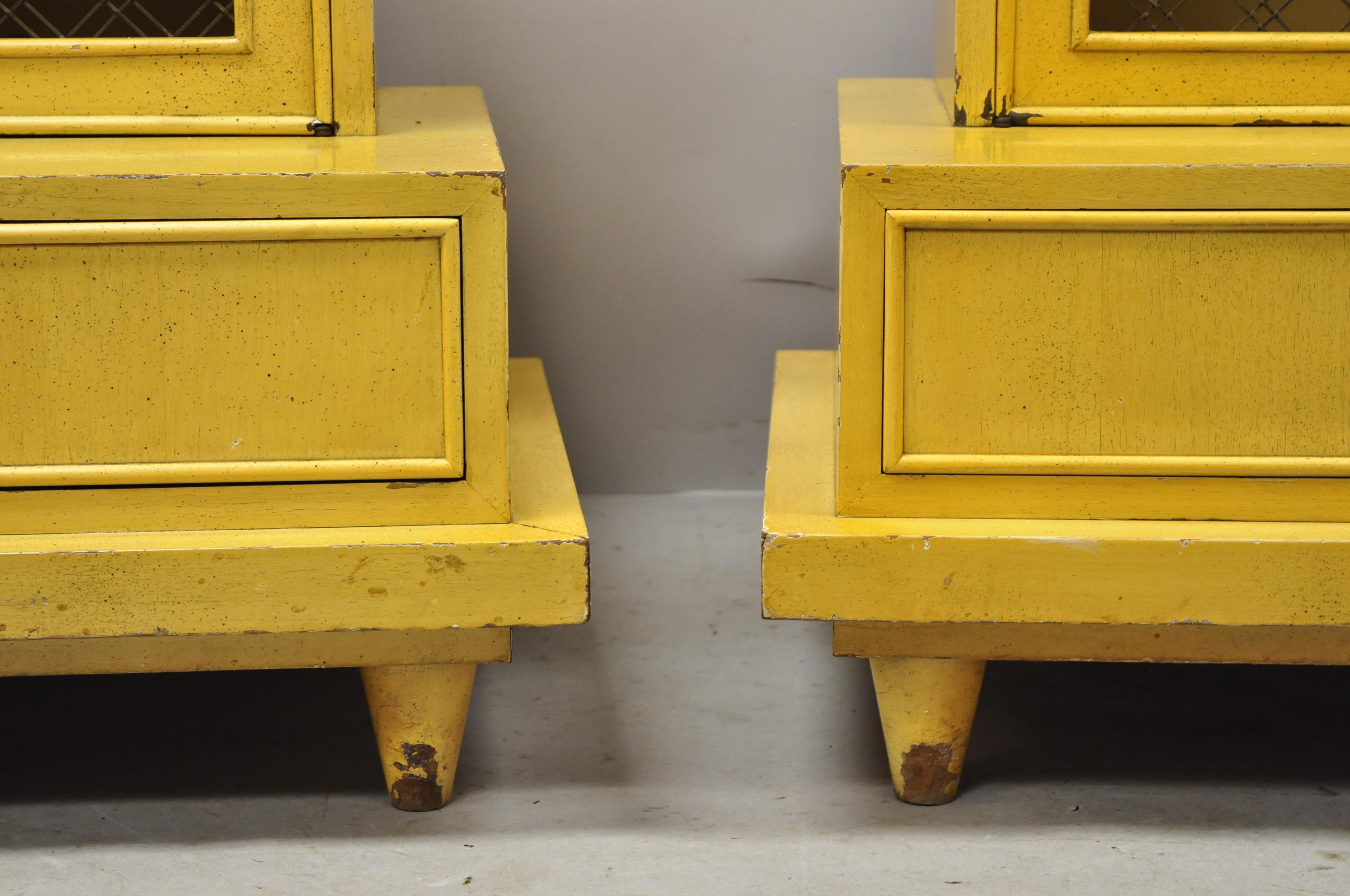 Midcentury Bethlehem Furniture Step Down Blonde Mahogany Nightstands, a Pair In Good Condition In Philadelphia, PA