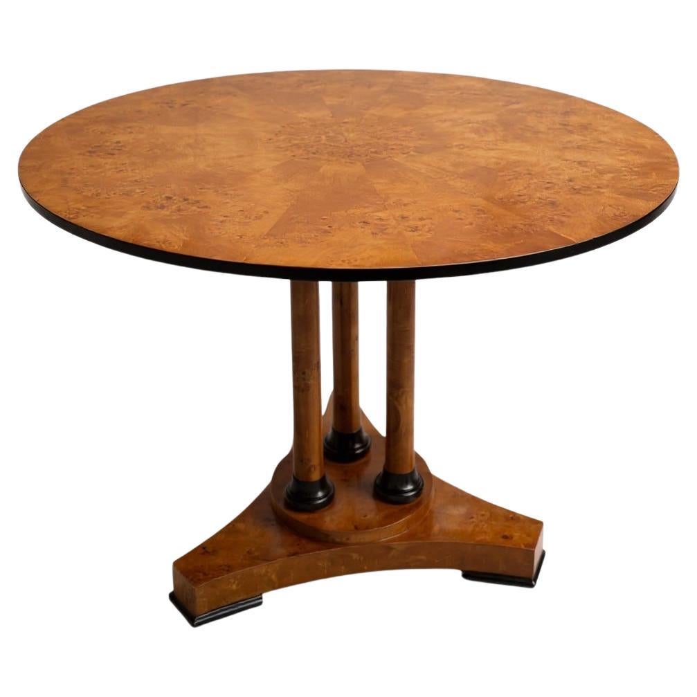 Table centrale / de salle à manger / d'appoint ronde en bois de ronce de style Biedermeier du milieu du siècle dernier