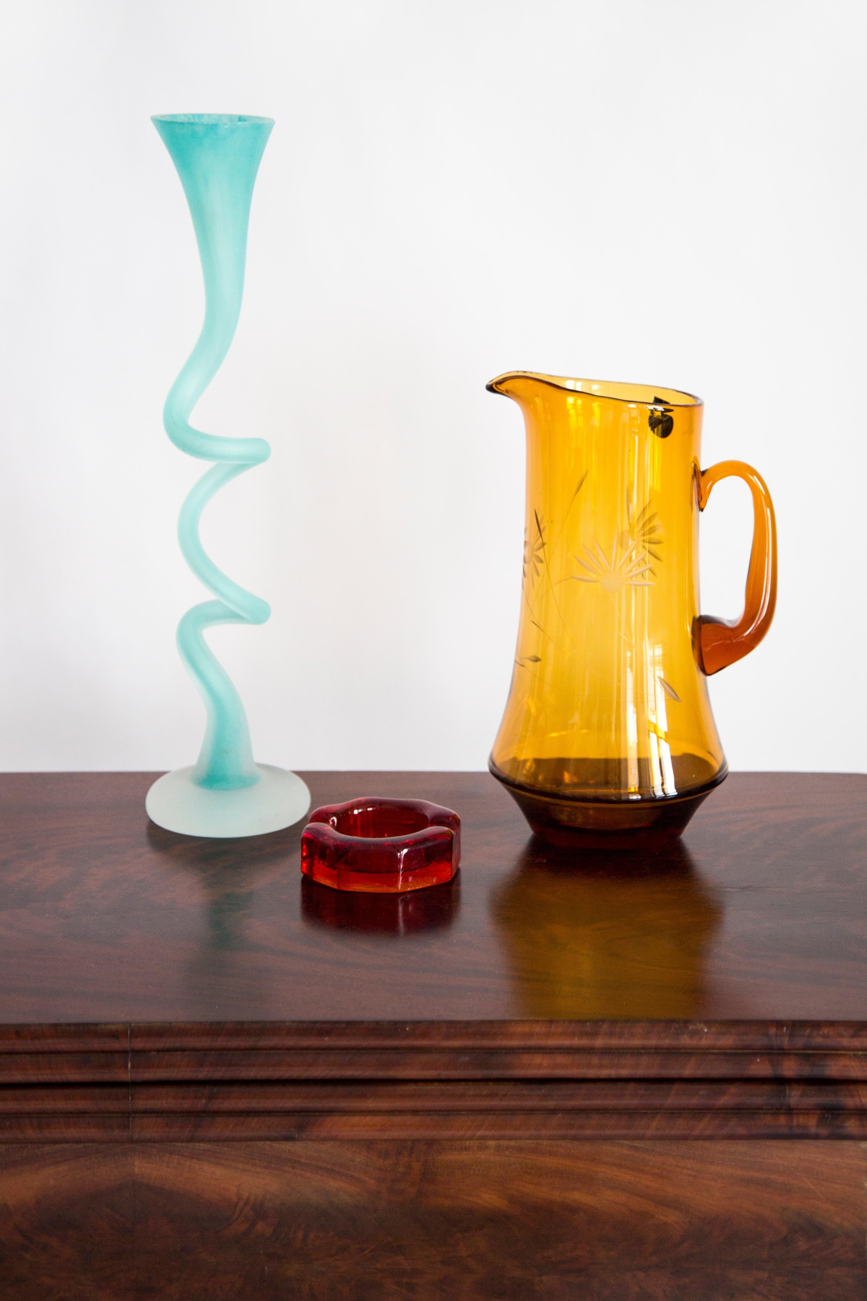 Green twisted vase in amazing organic shape. Produced in 1960s.
Glass in perfect condition. The vase looks like it has just been taken out of the box.

No jags, defects etc. The outer relief surface, the inner smooth. Thick glass vase, massive.

The