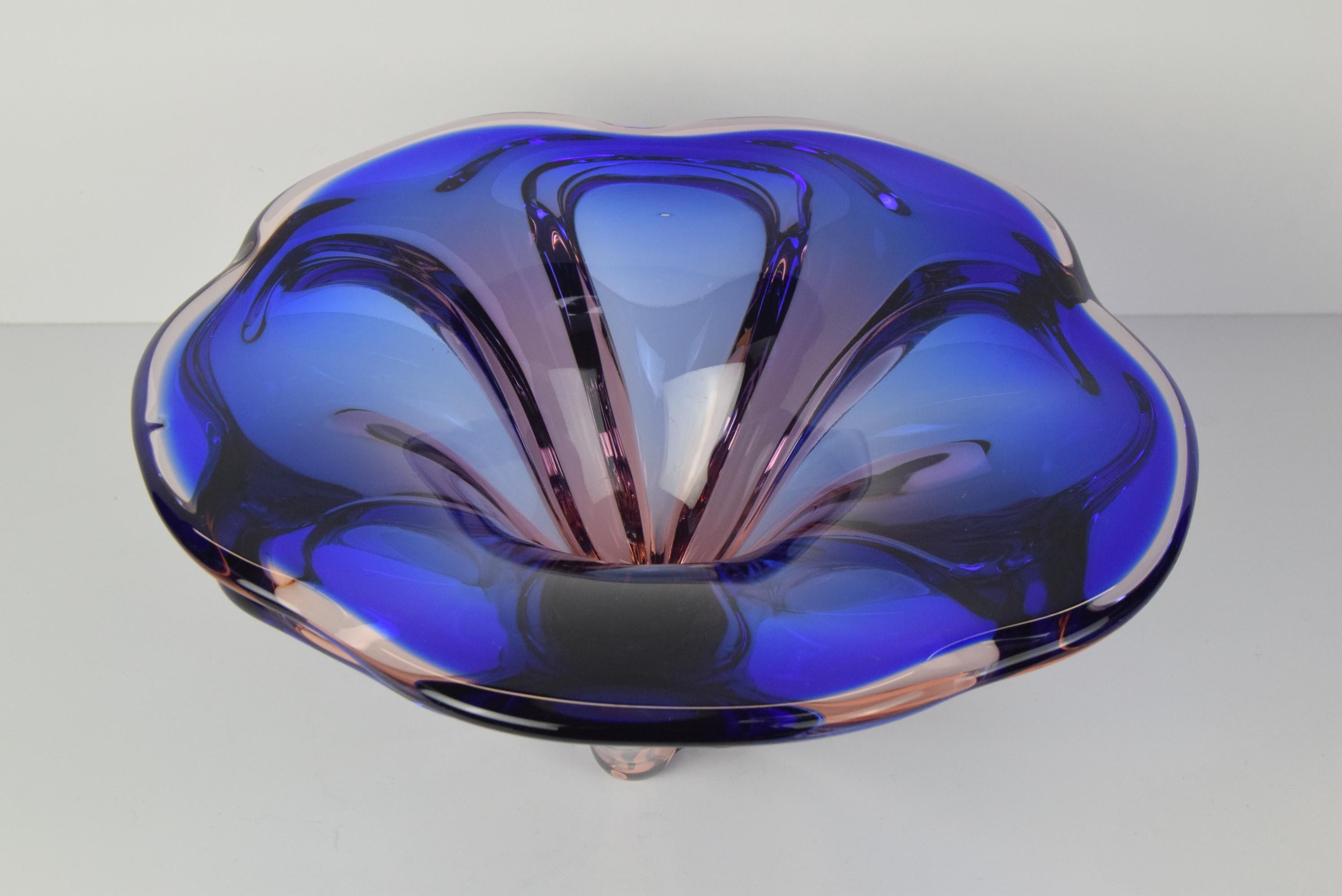 
A beautiful bowl made of cobalt and rosalin glass designed by Josef Hospodka for the Chřibská glassworks in the former Czechoslovakia.
The bowl has light scratches on the sides (see foto)
Original Vintage Condition
