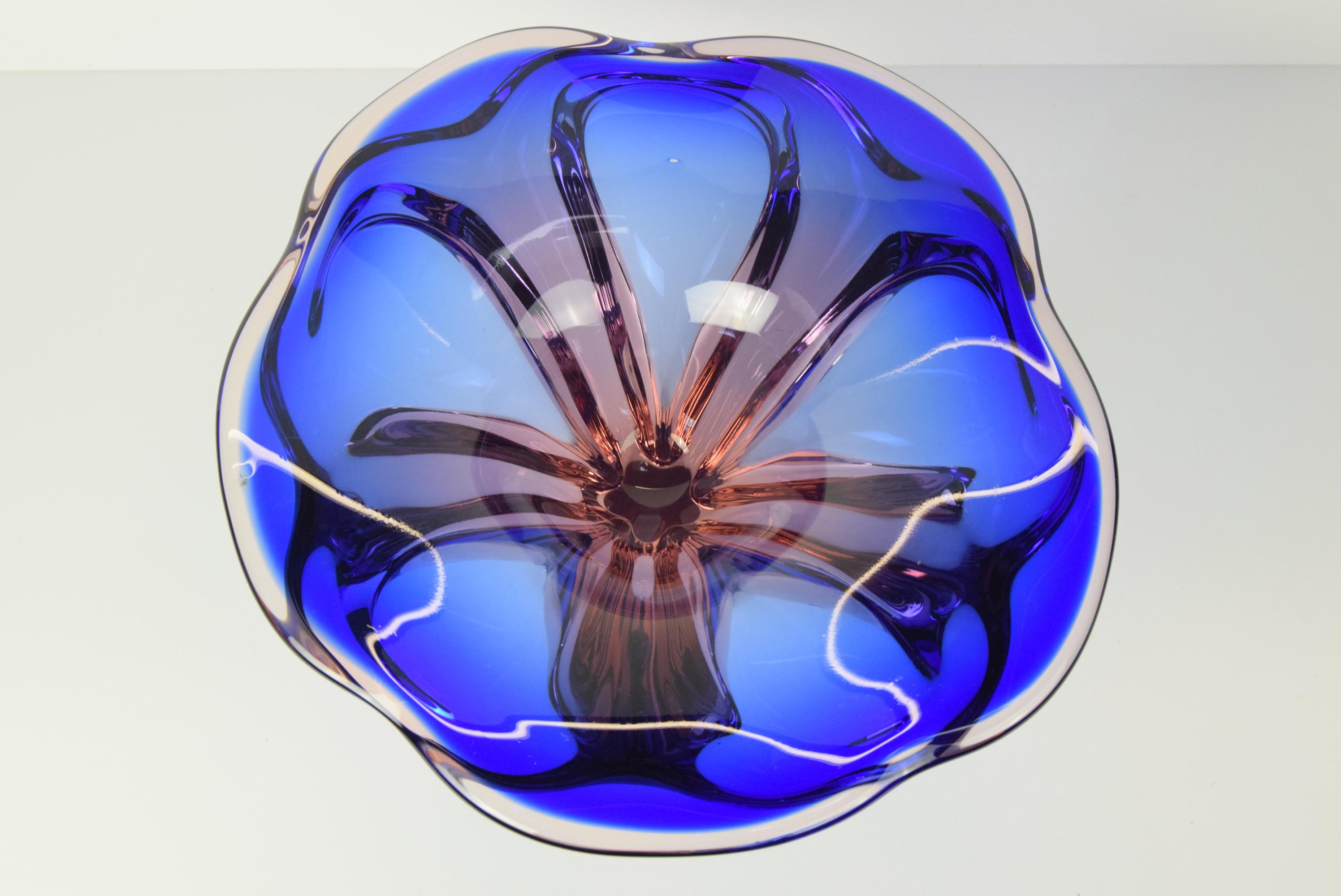 Große Mid-Century-Kunstglasschale, entworfen von Josef Hospodka für Chribska, 1960er Jahre.  (Moderne der Mitte des Jahrhunderts) im Angebot