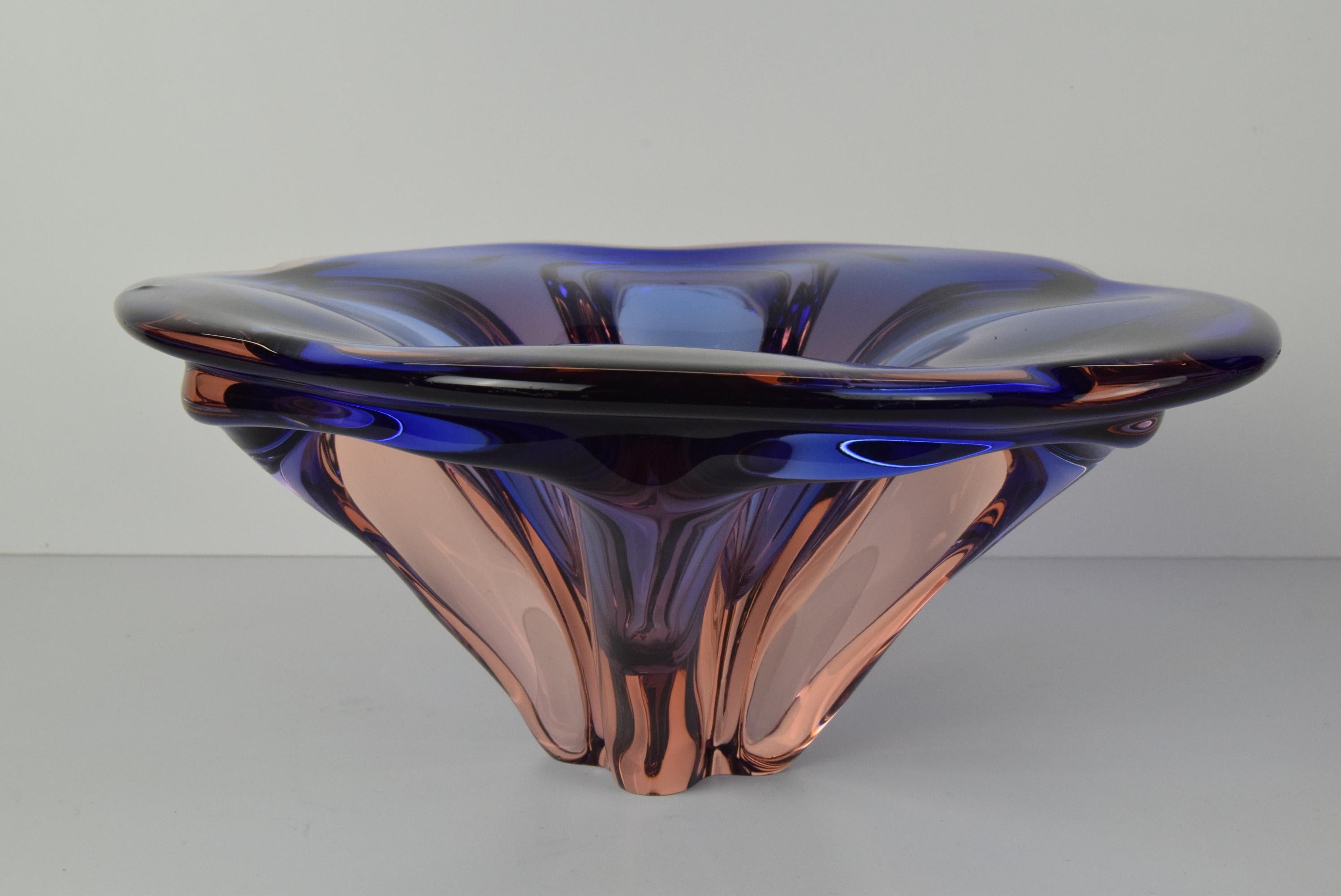 Mid-century Big Art Glass Bowl, design Josef Hospodka for Chribska, 1960's.  In Good Condition For Sale In Praha, CZ
