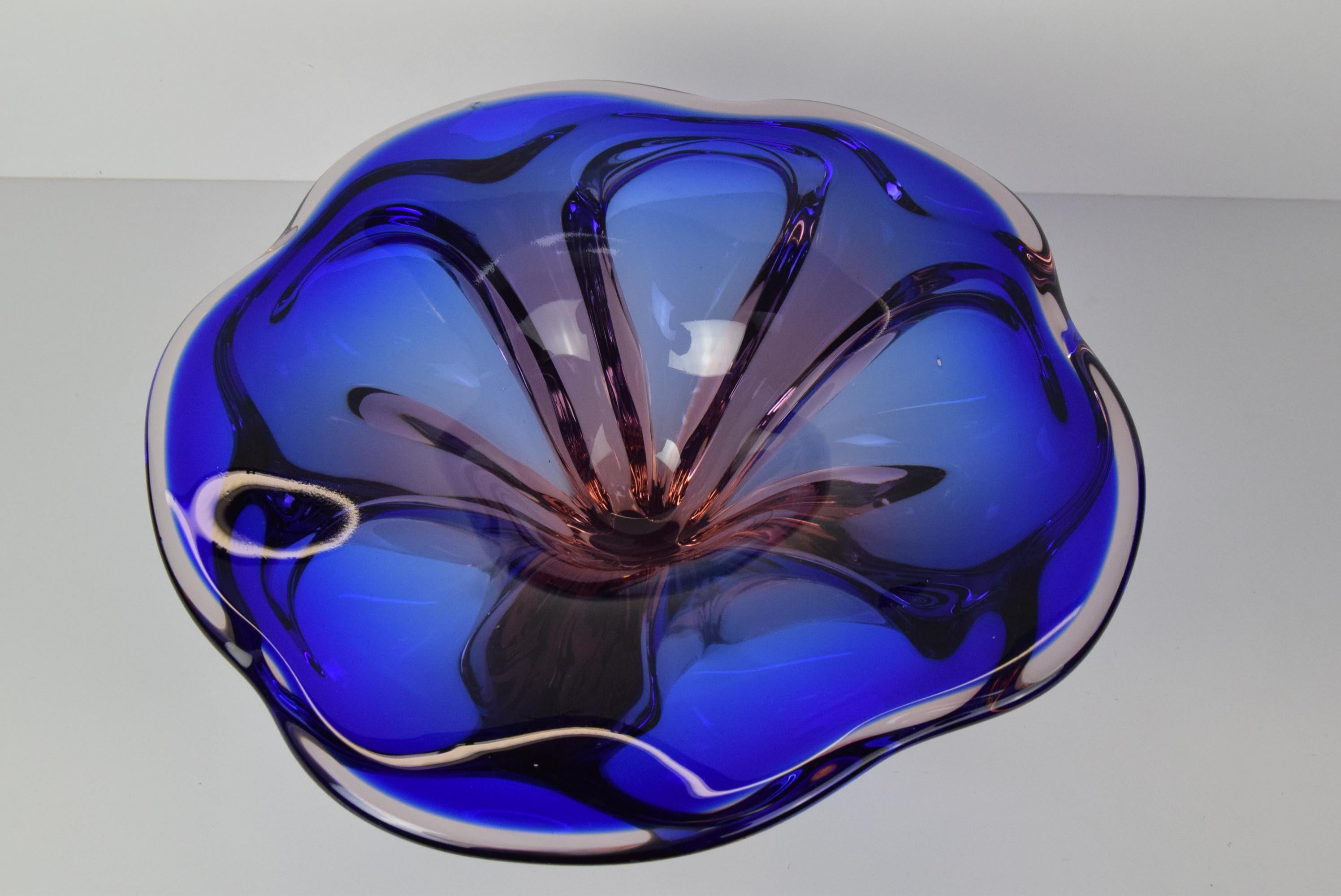 Mid-century Big Art Glass Bowl, design Josef Hospodka for Chribska, 1960's.  For Sale 3