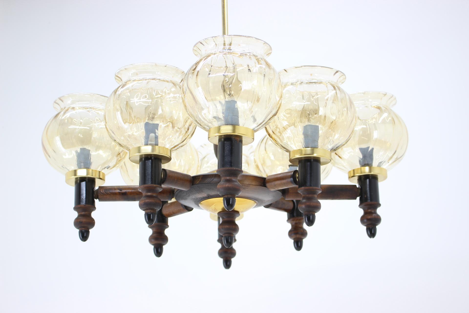 Grande lampadario del Medioevo, anni '60 In condizioni buone in vendita a Praha, CZ