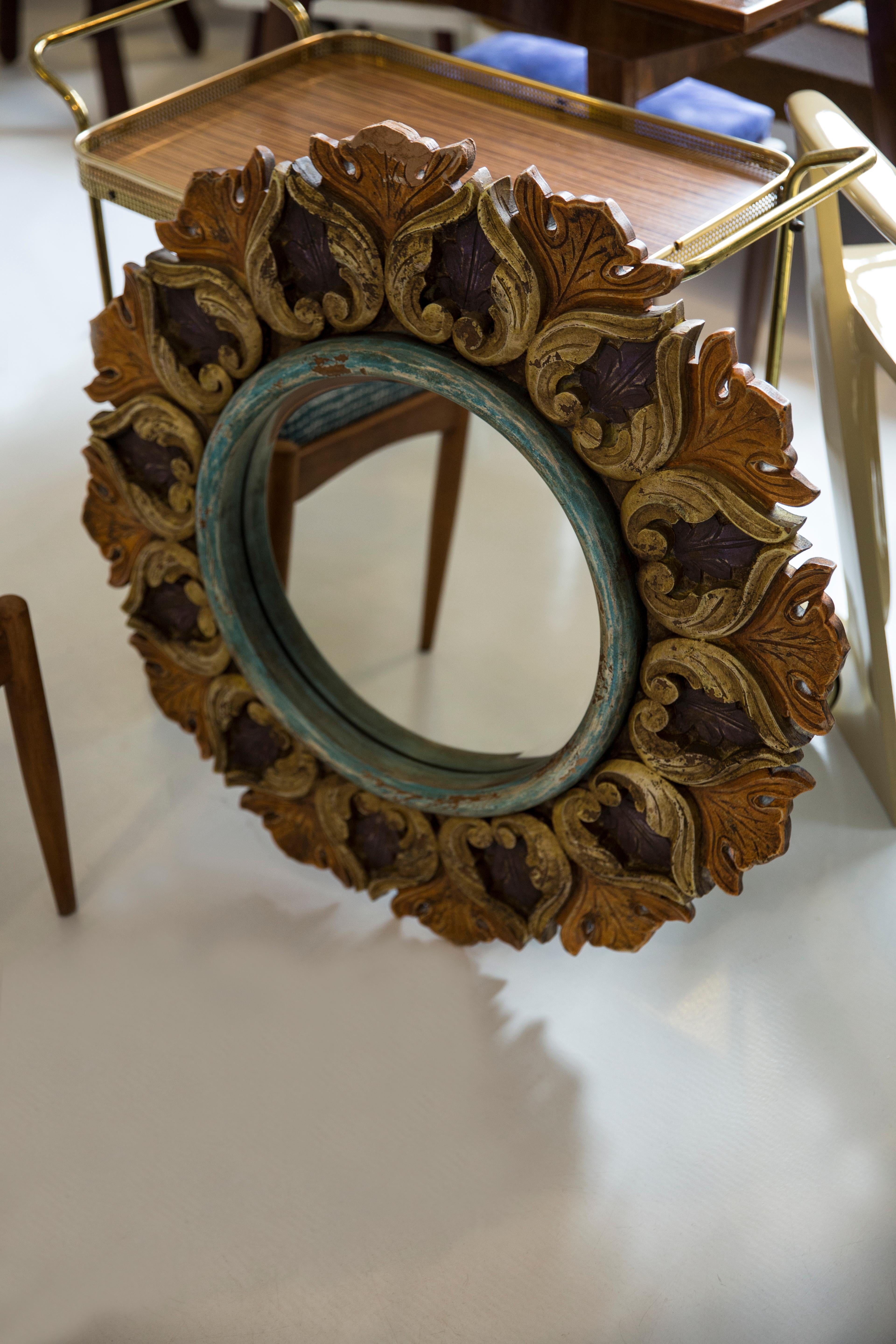 Schöner Spiegel in einem dekorativen Rahmen aus Italien. Der Rahmen ist aus Holz gefertigt. Der Spiegel ist in sehr gutem Vintage-Zustand. Original Glas. Ein schönes Stück für jedes Interieur! Nur ein einziges Stück.

Rahmen: 80 cm
Spiegel: 40 cm.