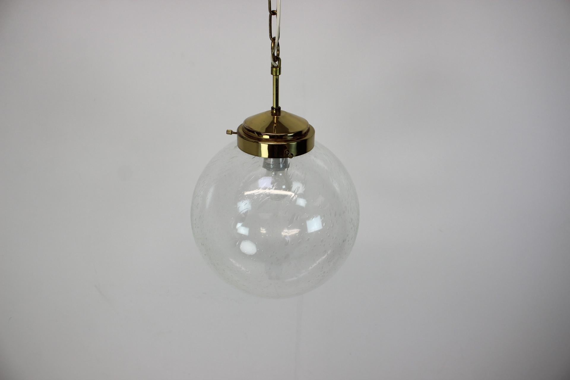 Hergestellt in der Tschechoslowakei
Hergestellt aus Glas, Messing
1xE27 oder E26 Glühbirne
Guter Originalzustand
US-Verkabelung kompatibel.