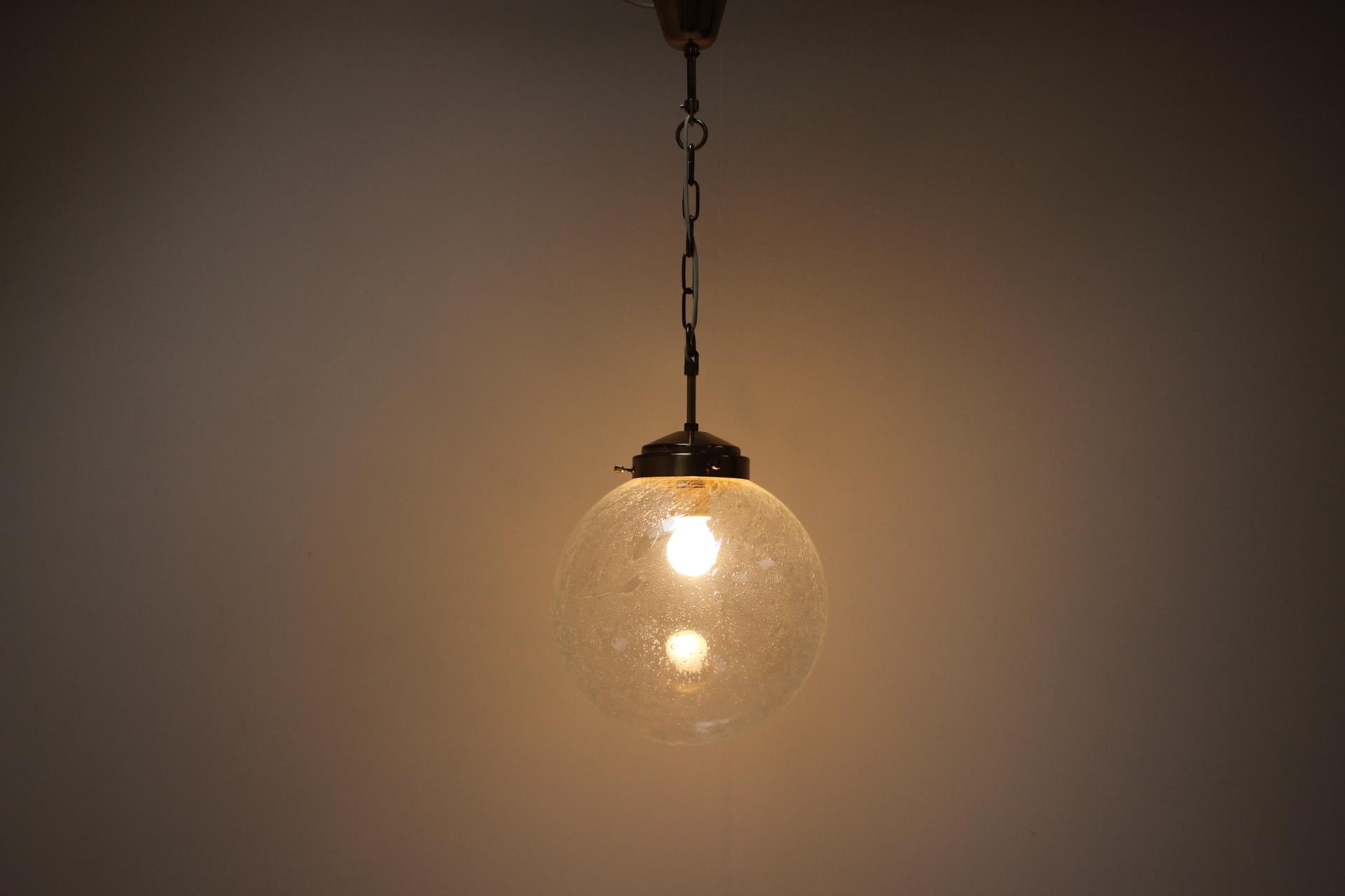 Colgante de cristal grande de mediados de siglo/Kamenicky Senov, años 70 Latón en venta