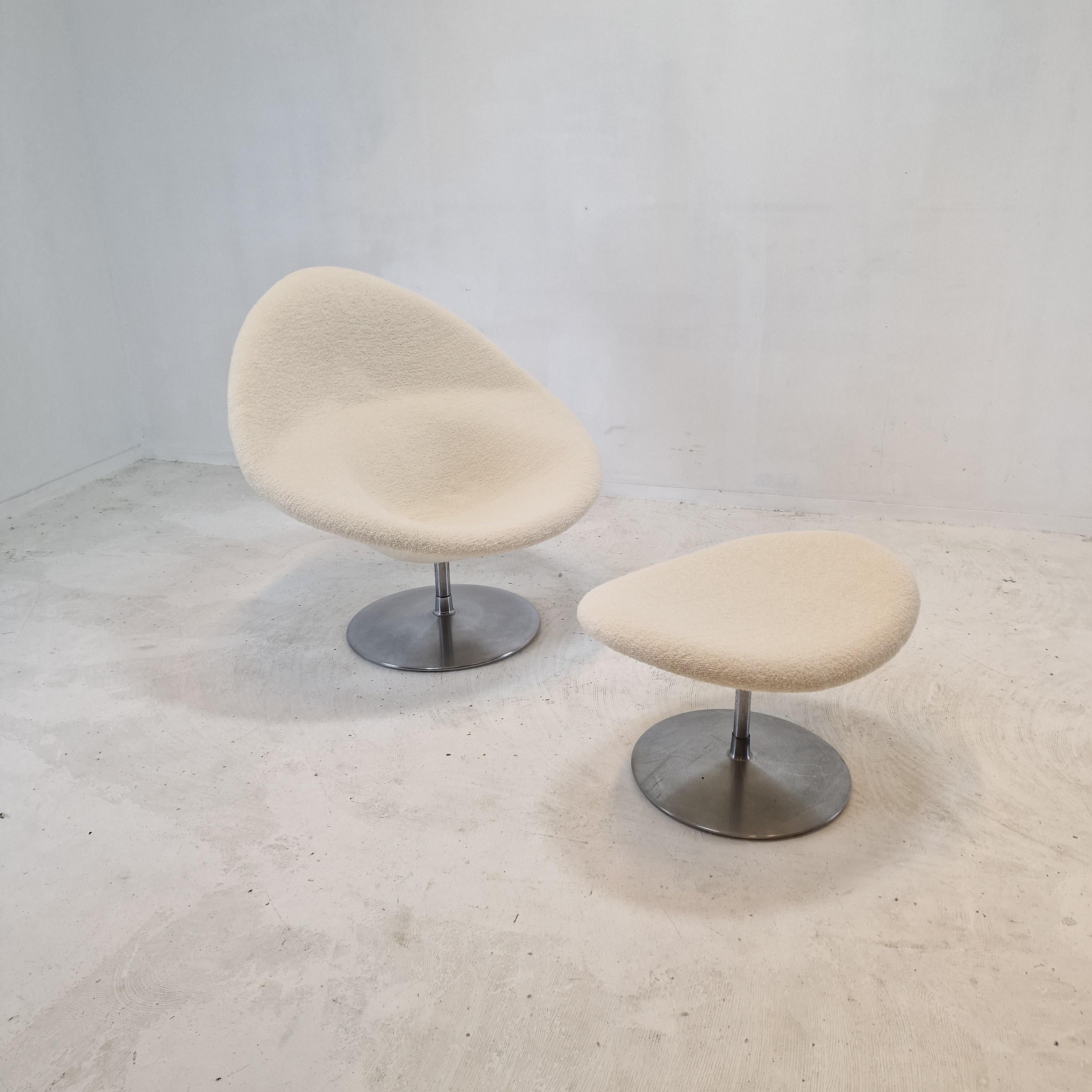 Very comfortable and turnable Big Globe Lounge Chair with Ottoman.
The Globe Chair is designed by Pierre Paulin for Artifort in 1959, this particular set is fabricated in the 1960s.

The chair is just reupholstered with high quality Dedar wool