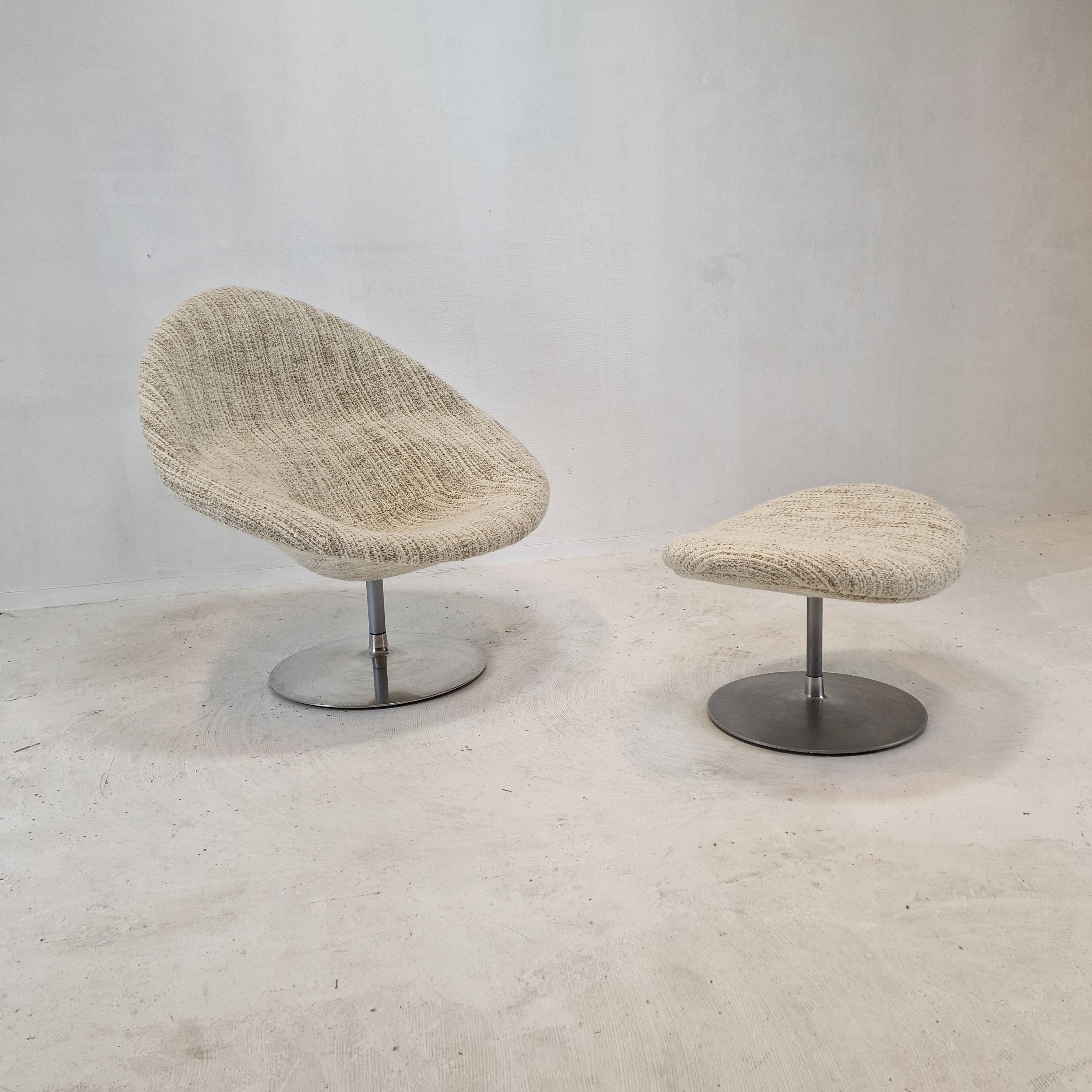 Very comfortable and turnable Big Globe Lounge Chair with Ottoman.
The Globe Chair is designed by Pierre Paulin for Artifort in 1959, this particular set is fabricated in the 1970s.

The chair is just reupholstered with high quality Dedar wool