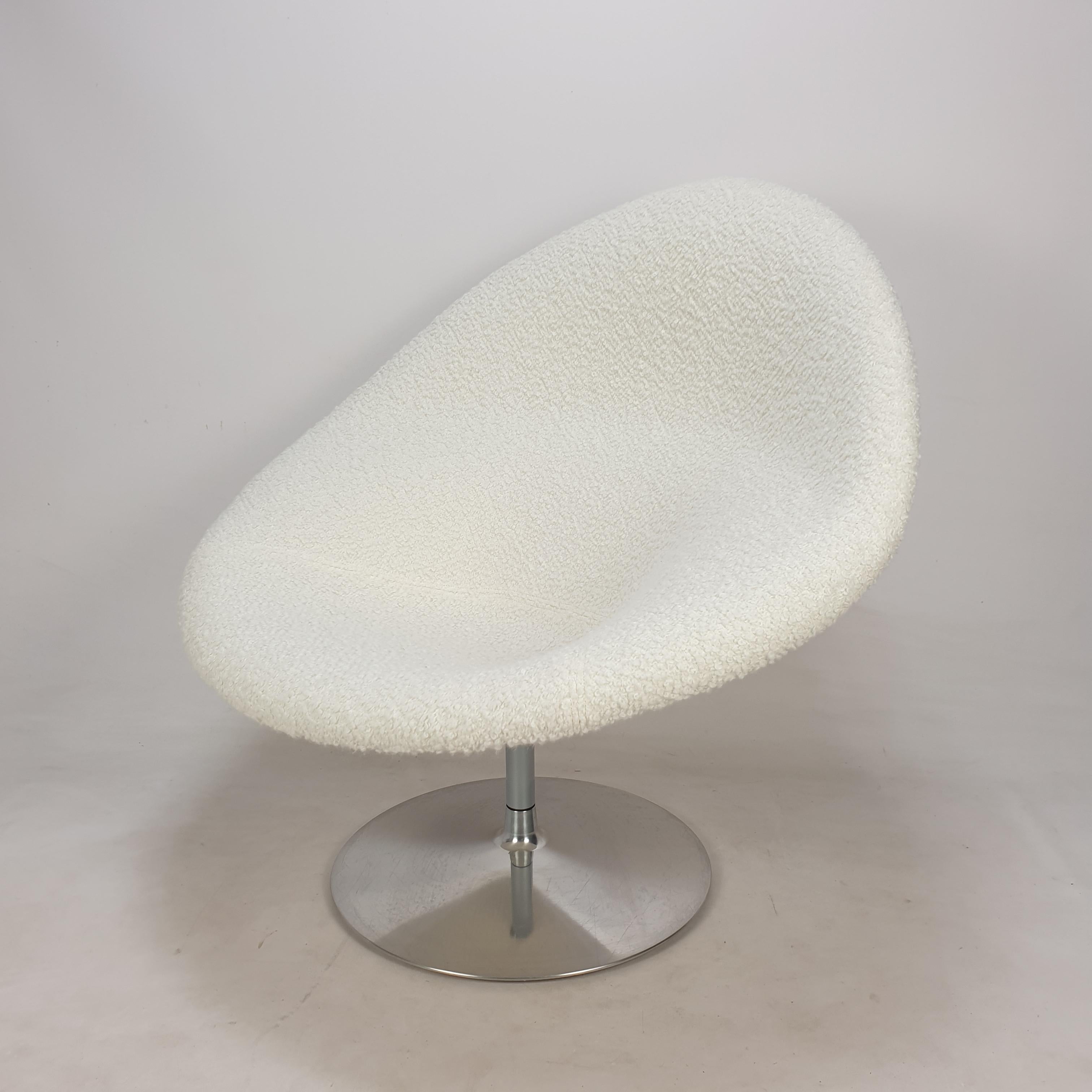 Very comfortable and turnable Big Globe Lounge Chair with Ottoman.
The Globe Chair is designed by Pierre Paulin for Artifort in 1959, this particular set is fabricated in the 80's.

The chair is just reupholstered with stunning white Alpaca