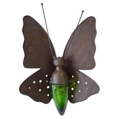 Sconce di metà secolo con corpo in vetro di Murano verde, con dettagli a farfalla.