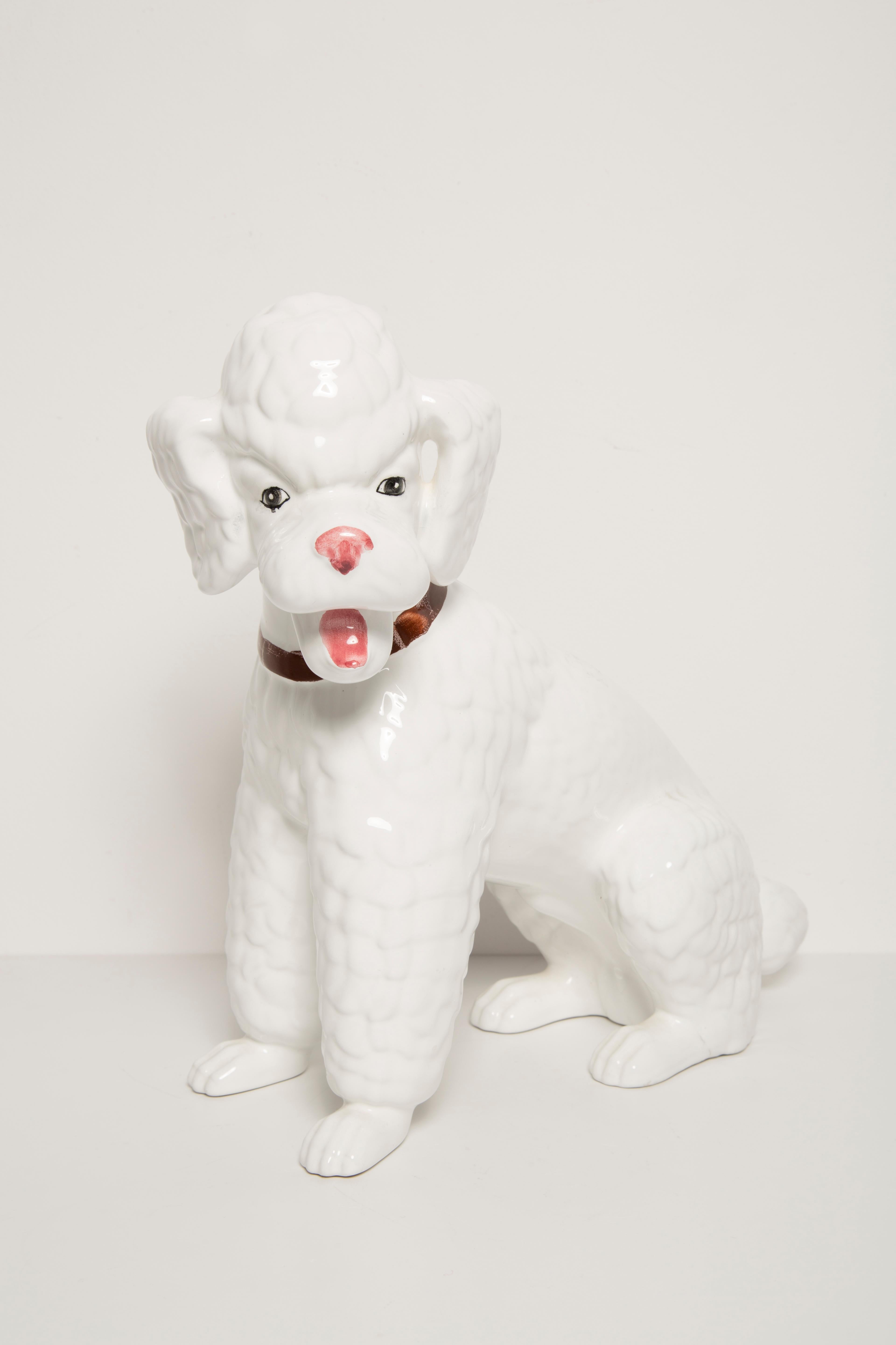 Cerámica pintada, muy buen estado original de época. Sin daños ni grietas. Escultura decorativa hermosa y única. La escultura Big King Perro Caniche Blanco se fabricó en Italia. Sólo hay un perro disponible.