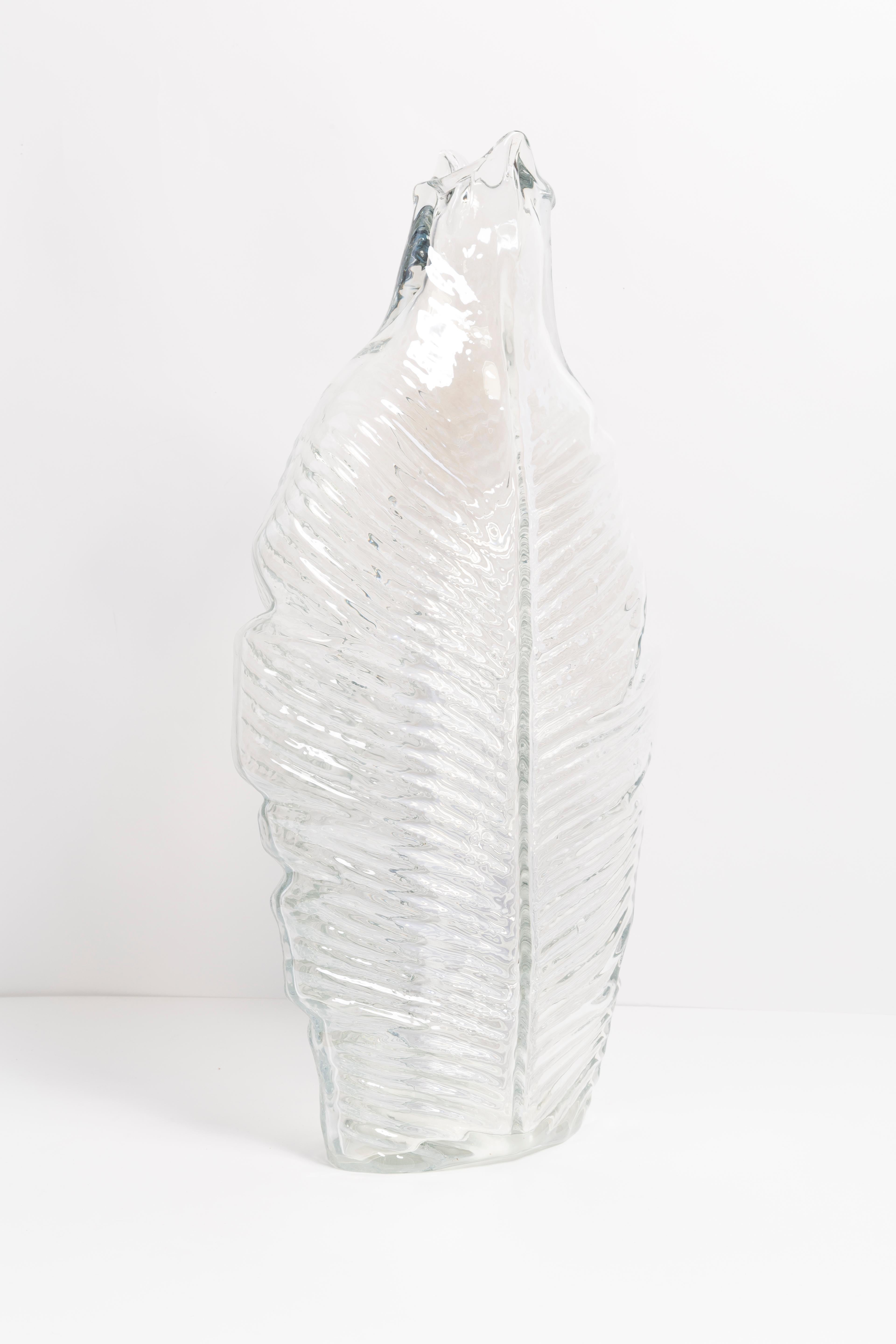 Transparent vase in amazing big leaf shape. Produced in 1960s.
Glass in perfect condition. The vase looks like it has just been taken out of the box.

No jags, defects etc. The outer relief surface, the inner smooth. Thick glass vase,